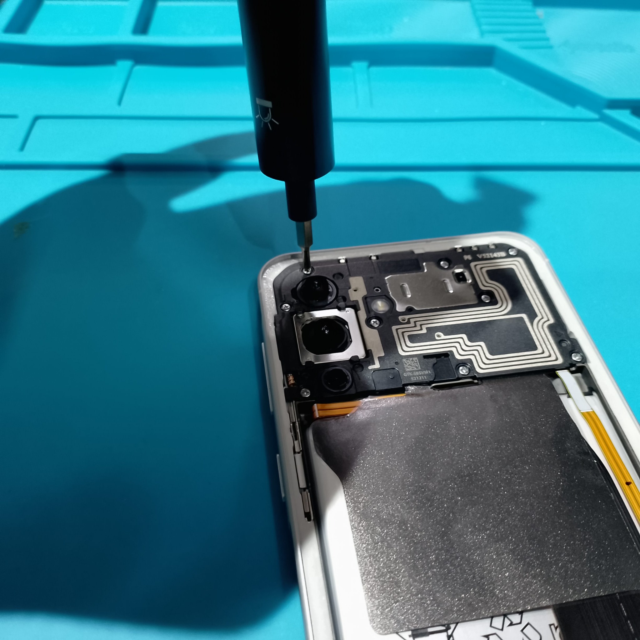Samsung Galaxy A56 замена дисплея - Снятие винтов верхней накладки идёт по кругу. Винты лучше раскладывать по зонам, потому что длина может отлича