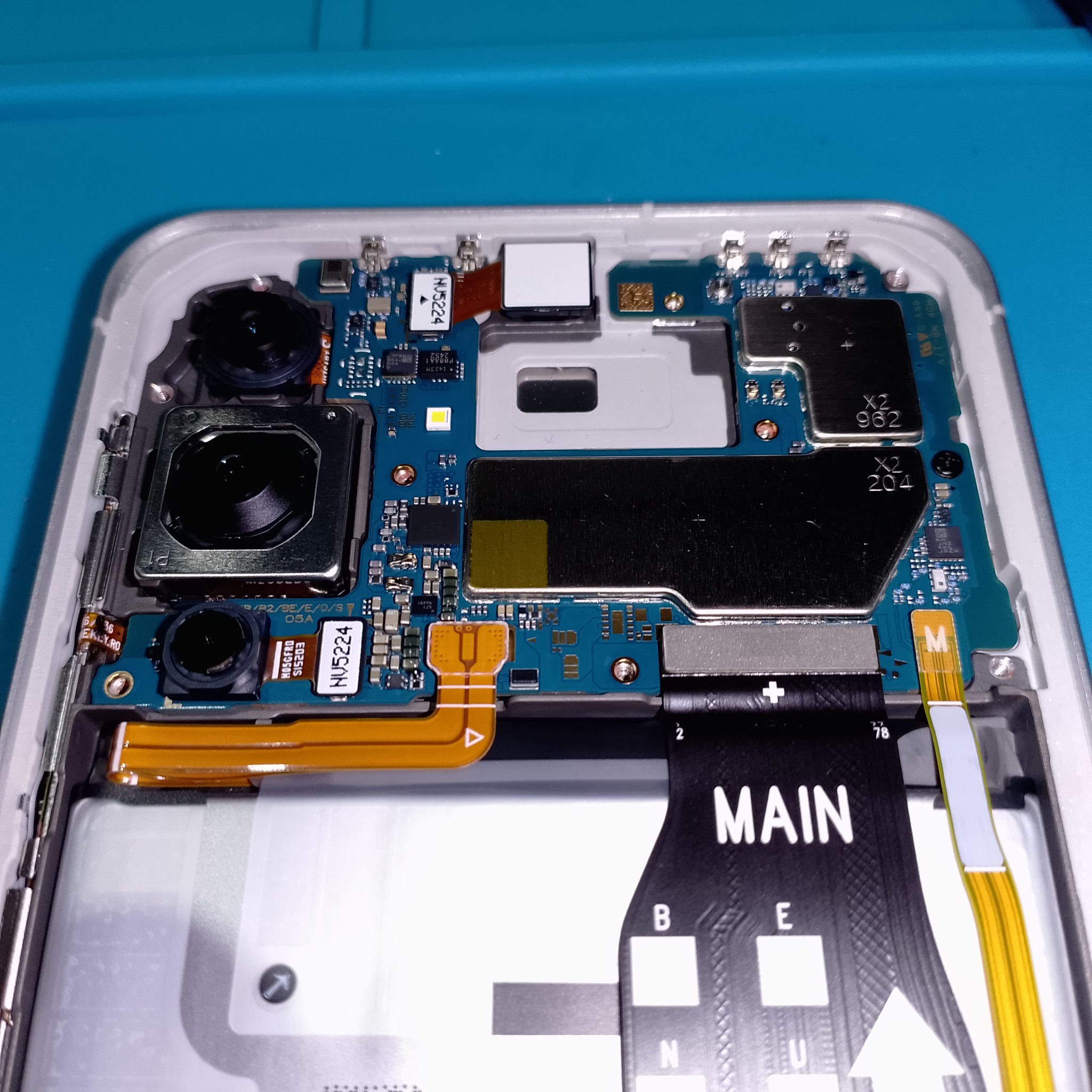 Samsung Galaxy A56 замена дисплея - Крупный план системной платы и основного шлейфа. Перед переносом в новую рамку надо запомнить положение разъём
