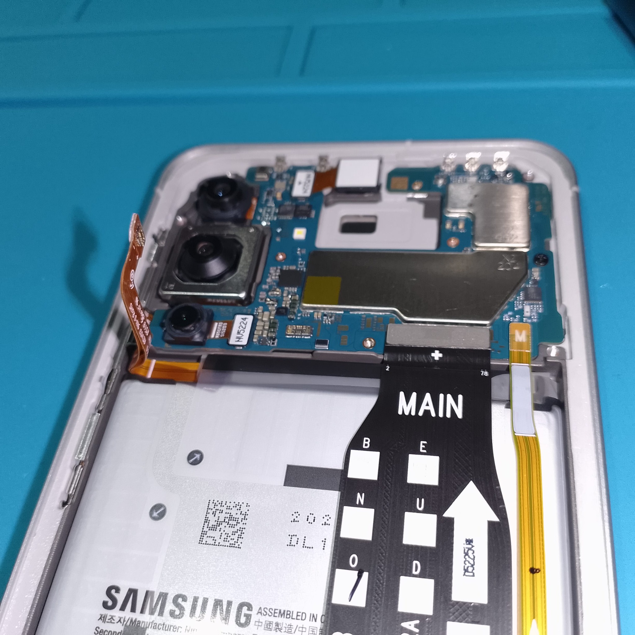 Samsung Galaxy A56 замена дисплея - Плата остаётся на месте, но доступ к разъёмам уже открыт. Разъёмы поднимаются ровно вверх, без рывка в сторону