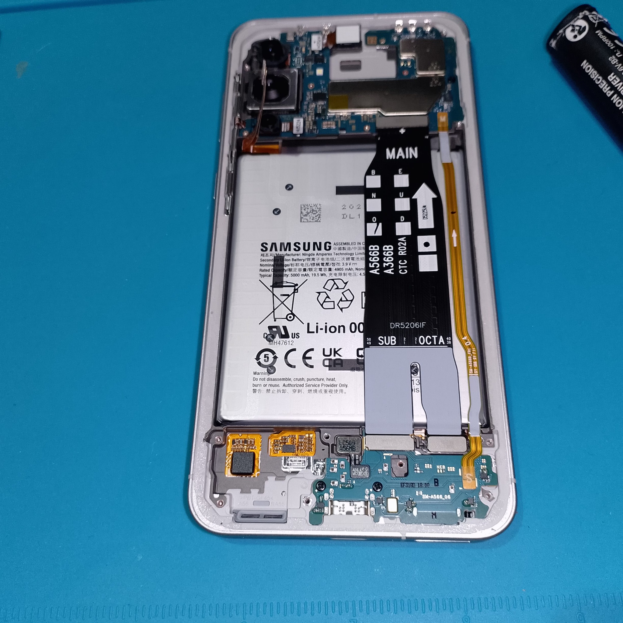 Samsung Galaxy A56 замена дисплея - Нижняя часть корпуса с межплатным шлейфом и субплатой. Здесь обычно находятся разъём зарядки, микрофон и нижни