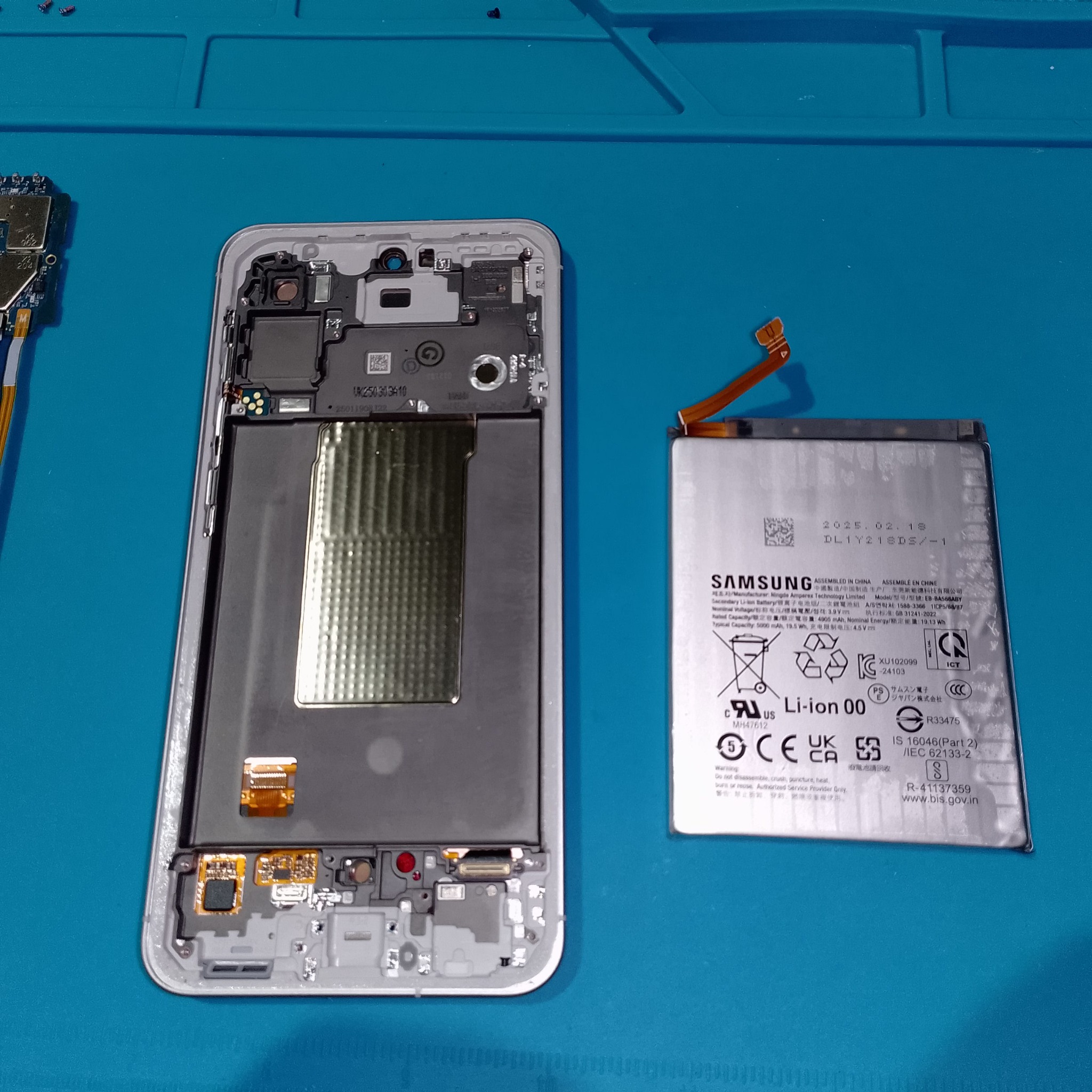Samsung Galaxy A56 замена дисплея - Аккумулятор вынут из старой рамки. Его нельзя гнуть и поддевать острым металлом, иначе ремонт быстро становитс