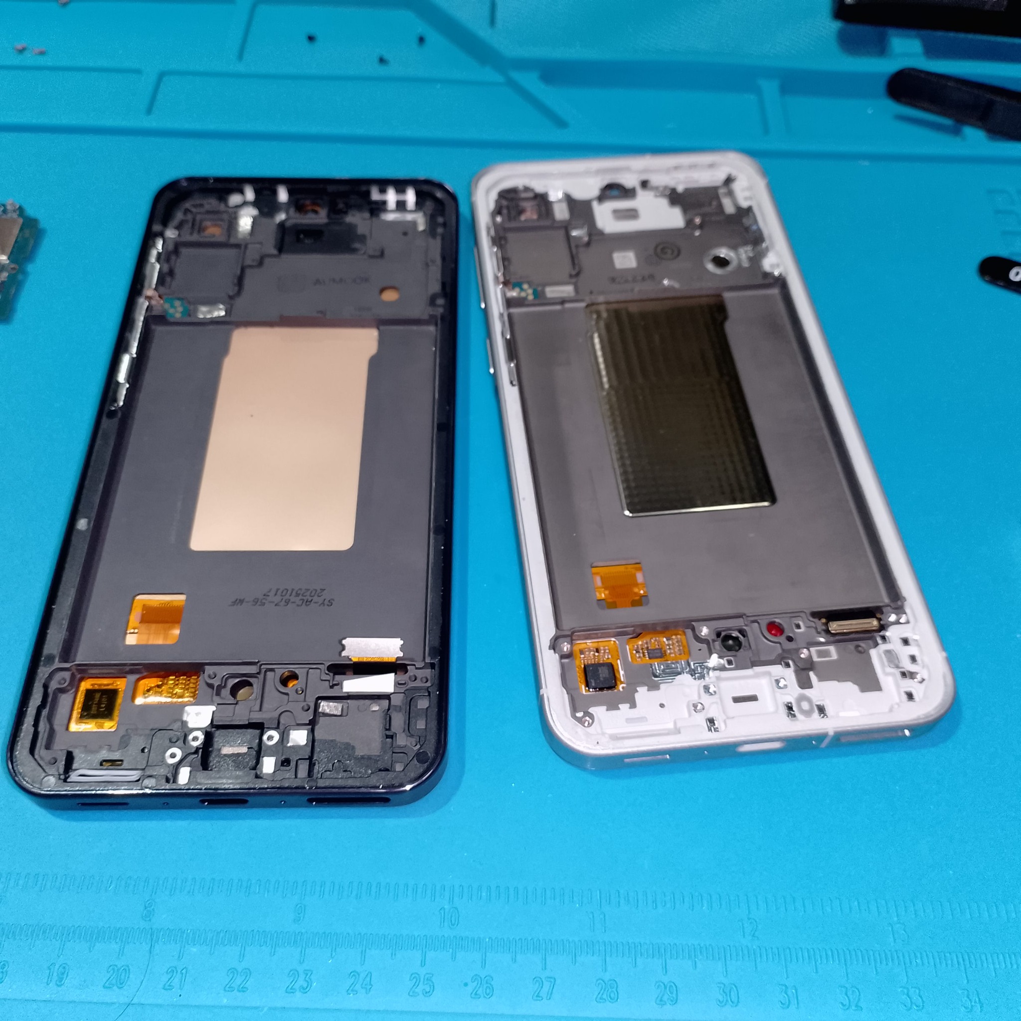 Samsung Galaxy A56 замена дисплея - Две рамки рядом после разборки. Это контрольный момент: все нужные детали должны перейти в новый модуль до фин