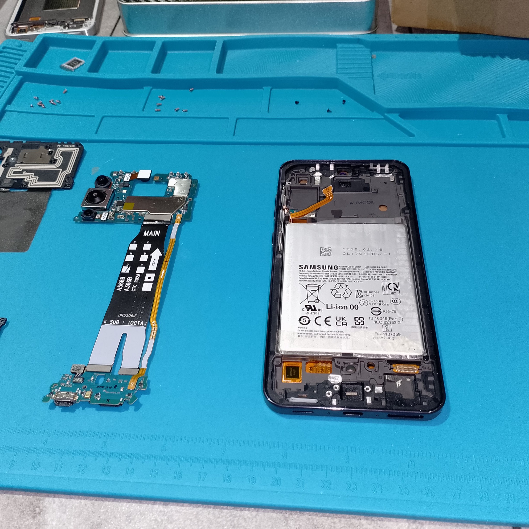 Samsung Galaxy A56 замена дисплея - Плата и нижняя часть смартфона перед переносом. Шлейфы лучше не оставлять под натяжением.