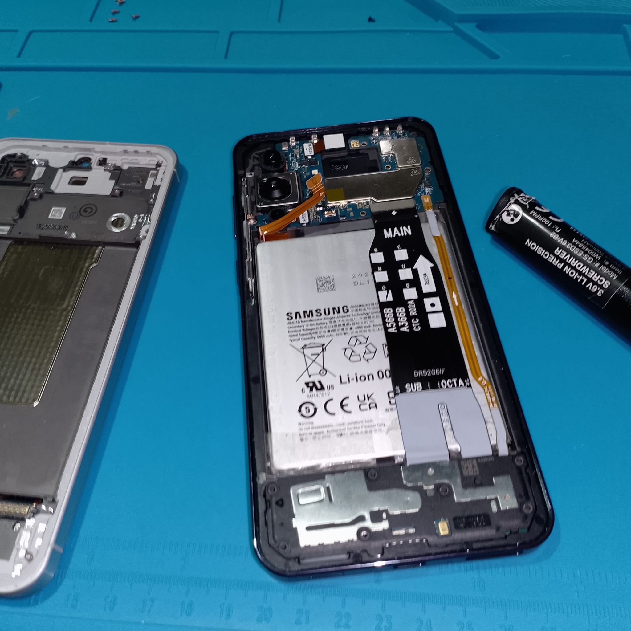 Samsung Galaxy A56 замена дисплея - Сборка начинается в новой рамке. Аккумулятор и шлейфы укладываются так, чтобы крышка потом закрылась без давле
