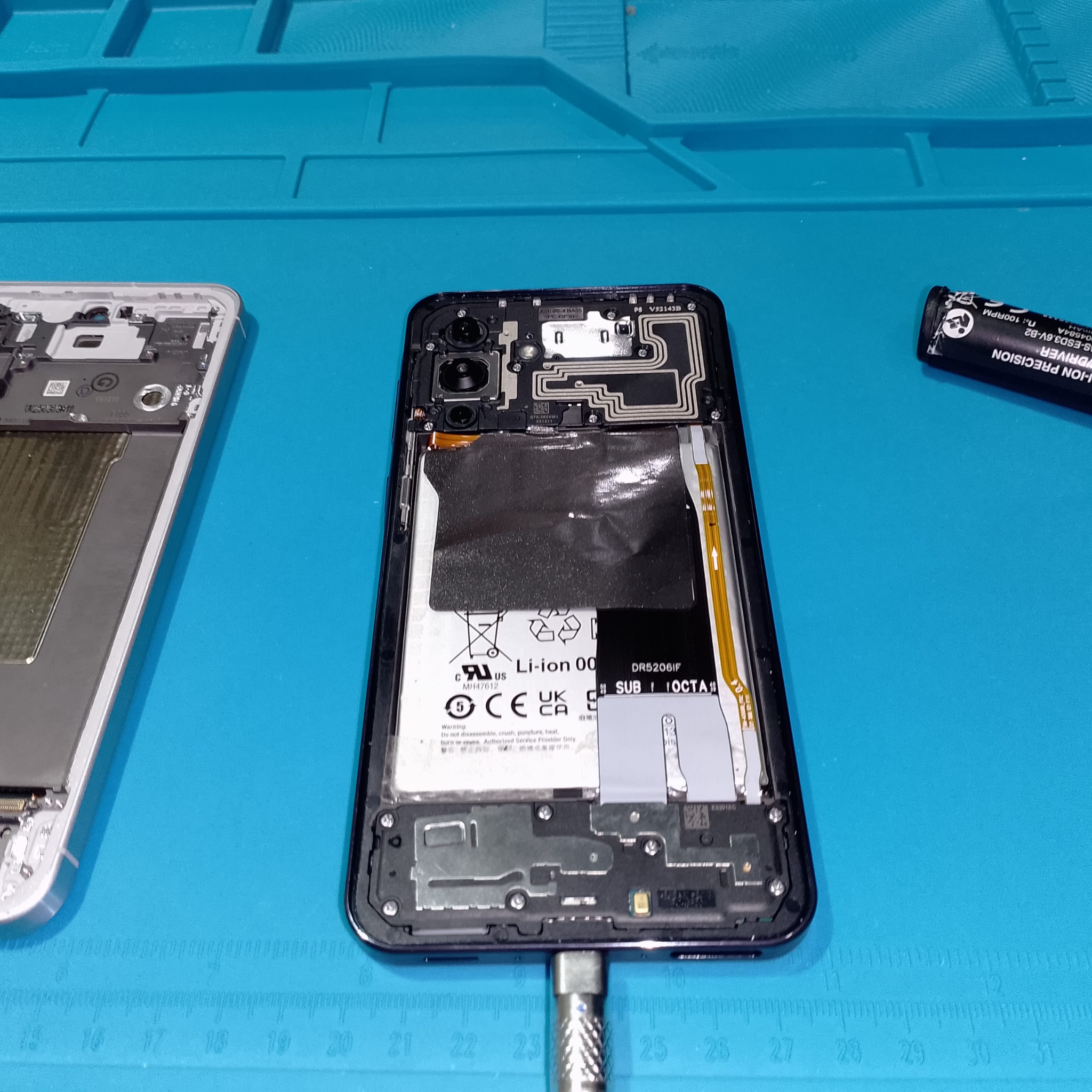 Samsung Galaxy A56 замена дисплея - Кабель подключён для промежуточной проверки. До приклейки задней крышки нужно убедиться, что телефон реагирует