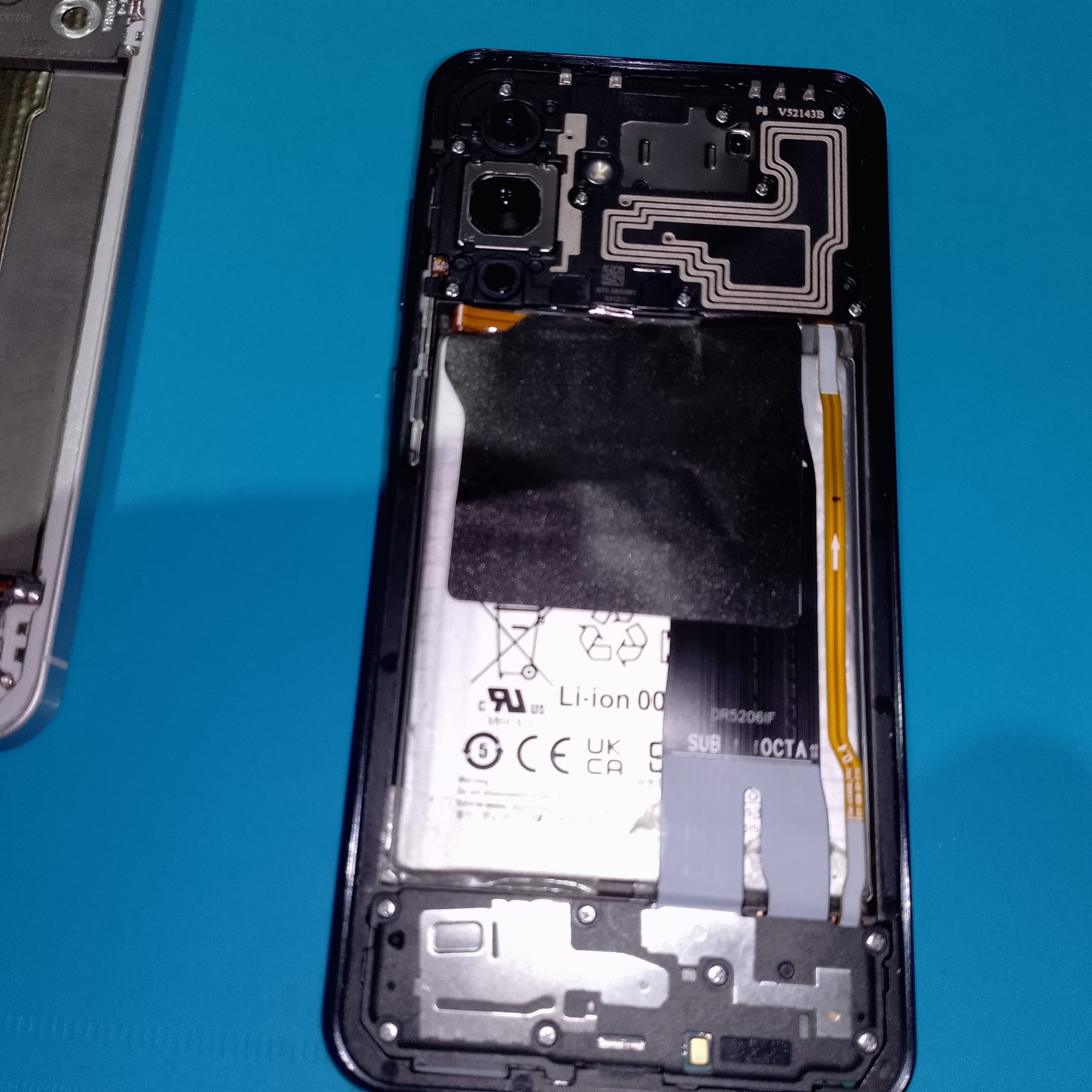 Samsung Galaxy A56 замена дисплея - Корпус собран внутри новой рамки. Осталось проверить фиксацию разъёмов и положение аккумулятора.
