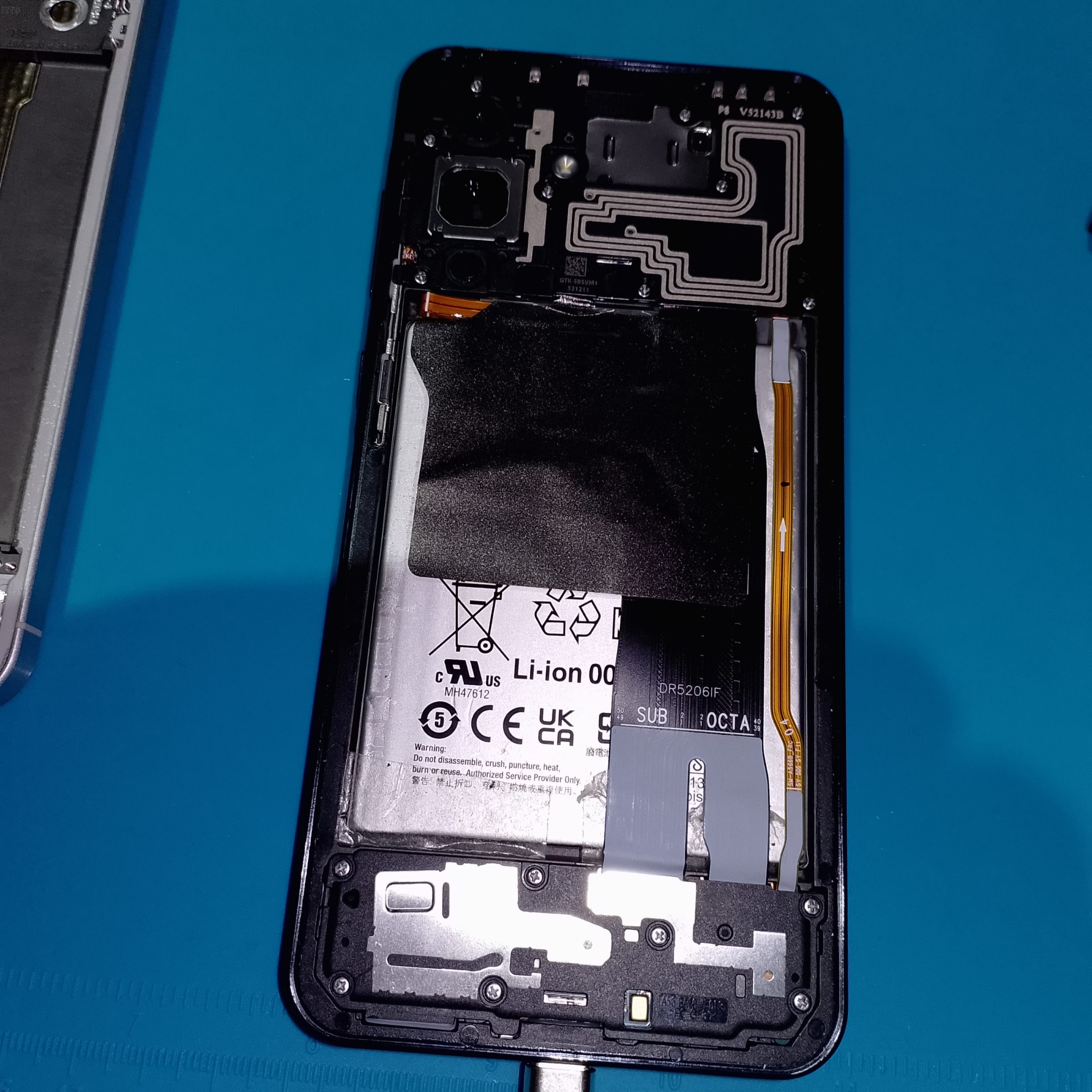 Samsung Galaxy A56 замена дисплея - Второй контроль перед закрытием. Если шлейф или прокладка легли неровно, лучше исправить это сейчас.