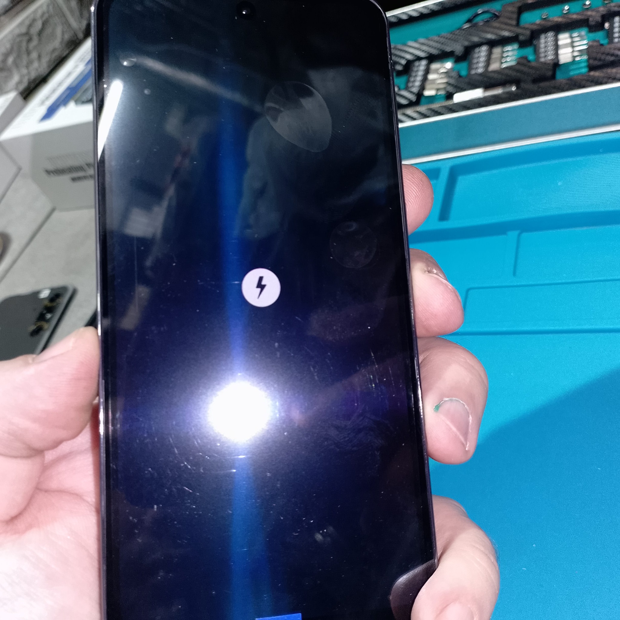 Samsung Galaxy A56 замена дисплея - Первый запуск после переноса. Экран включился, поэтому можно переходить к проверке сенсора, яркости и зарядки.