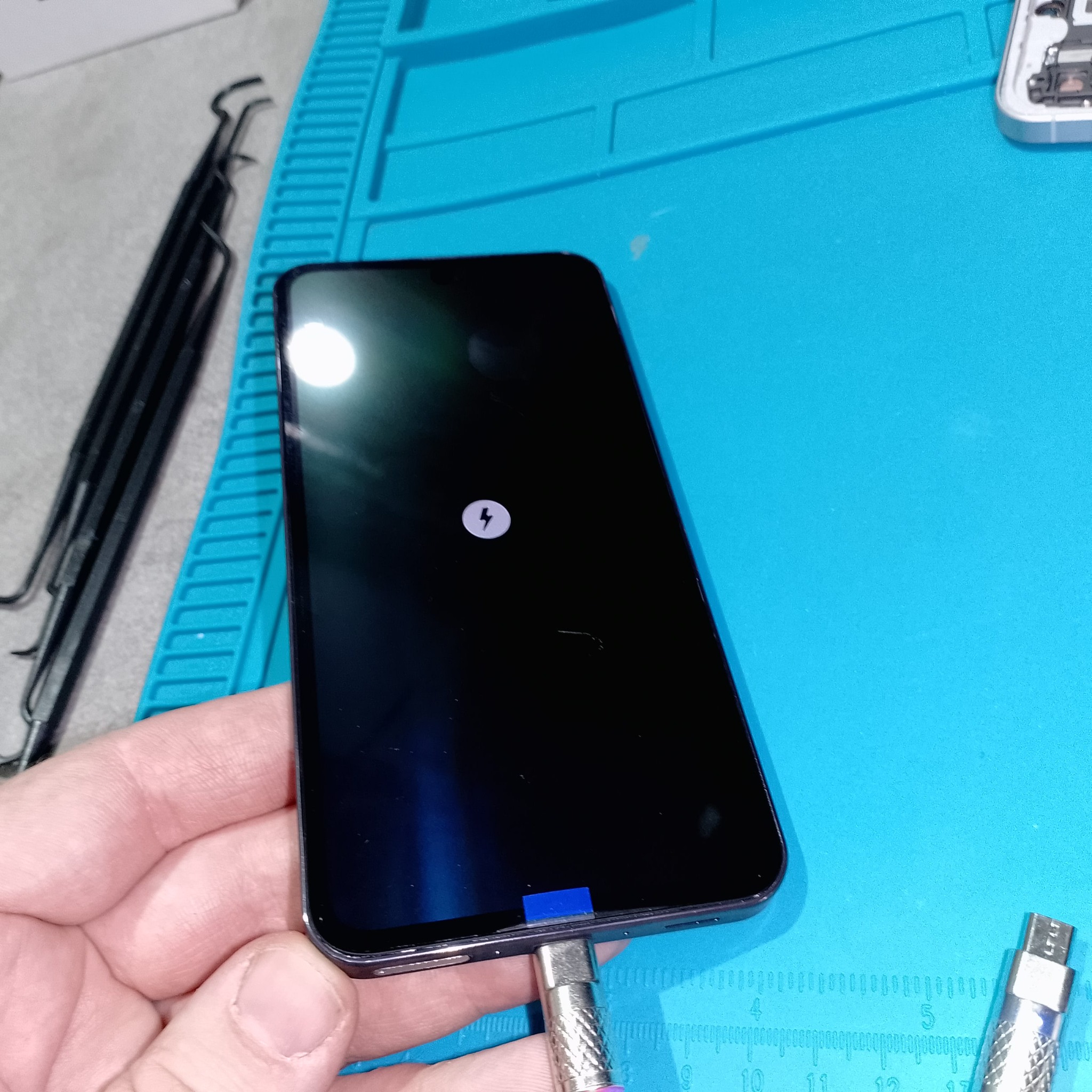 Samsung Galaxy A56 замена дисплея - Телефон включается после сборки. Финальная проверка нужна до плотной фиксации крышки на B7000.