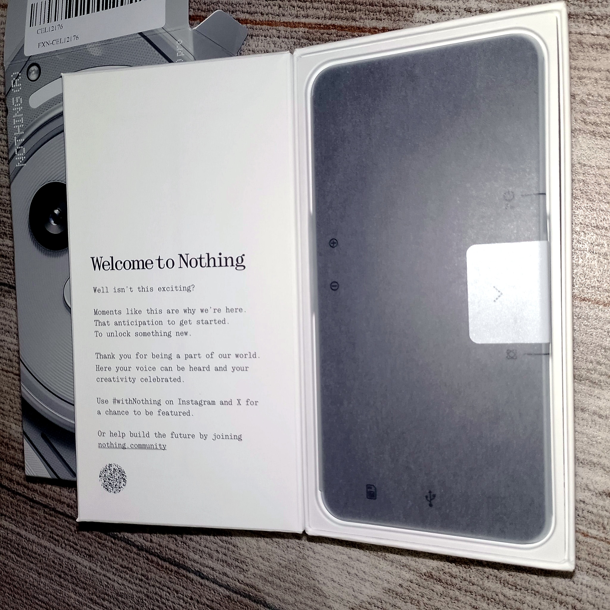 Nothing Phone 3a Pro в коробке после открытия без зарядного блока