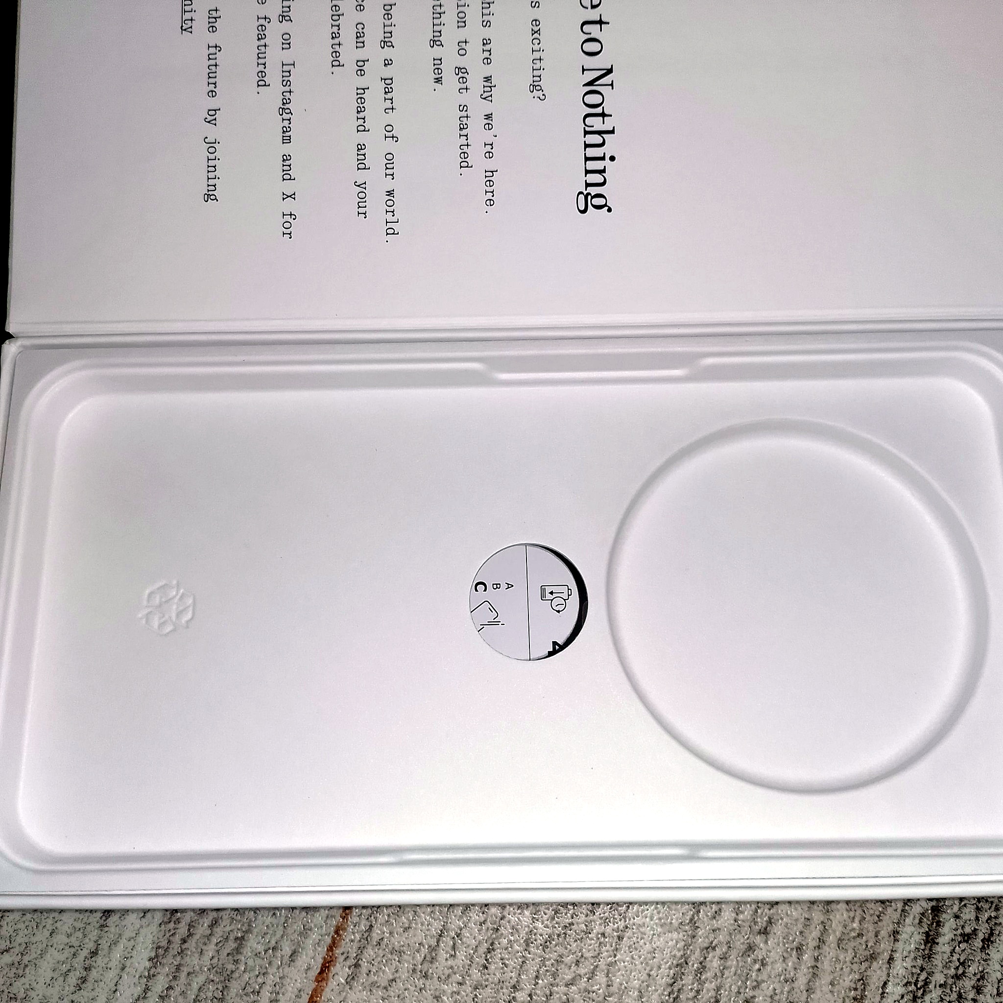 Пустой лоток упаковки Nothing Phone 3a Pro после извлечения смартфона
