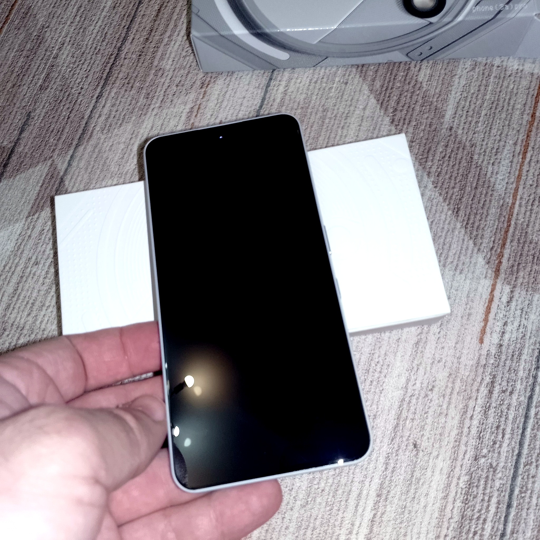 Передняя панель Nothing Phone 3a Pro перед первым запуском