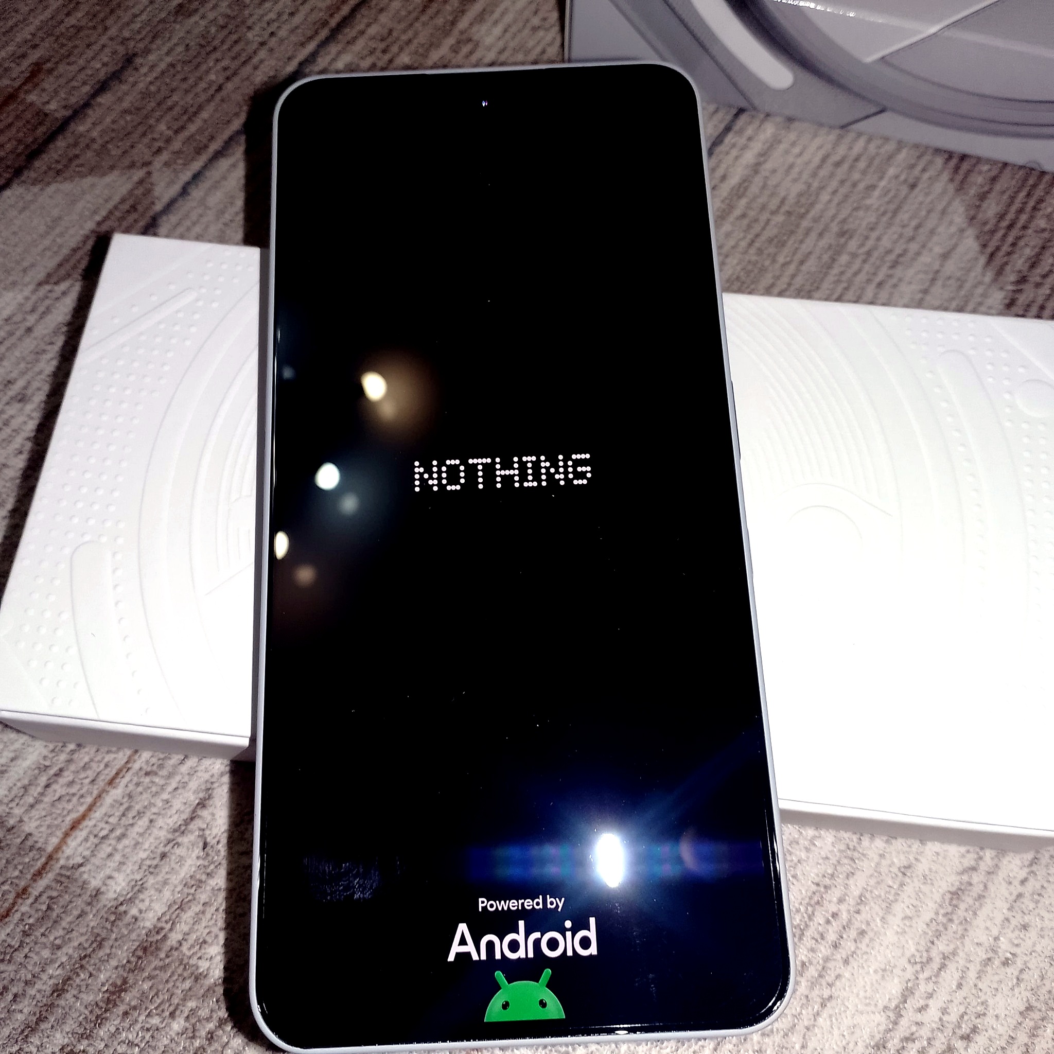 Первое включение Nothing Phone 3a Pro с логотипом Nothing и Android