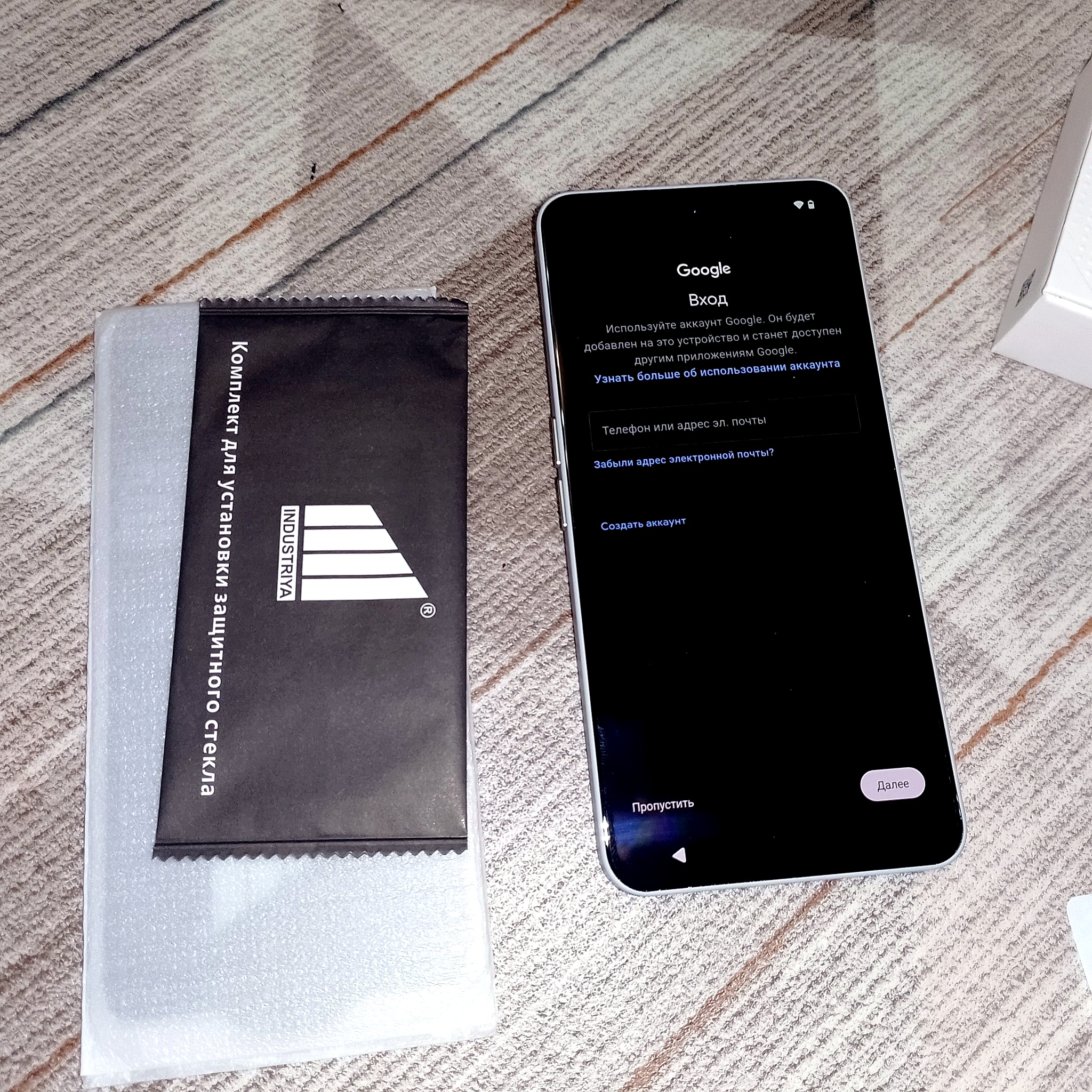Вход в Google на Nothing Phone 3a Pro и комплект защитного стекла рядом