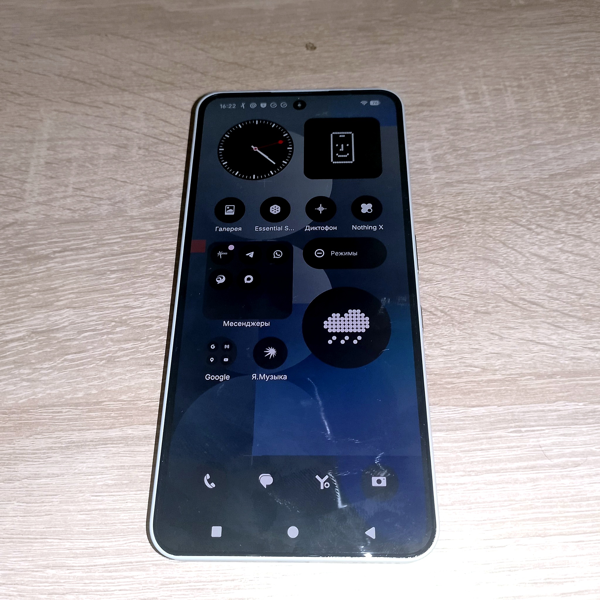 Домашний экран Nothing OS на Nothing Phone 3a Pro
