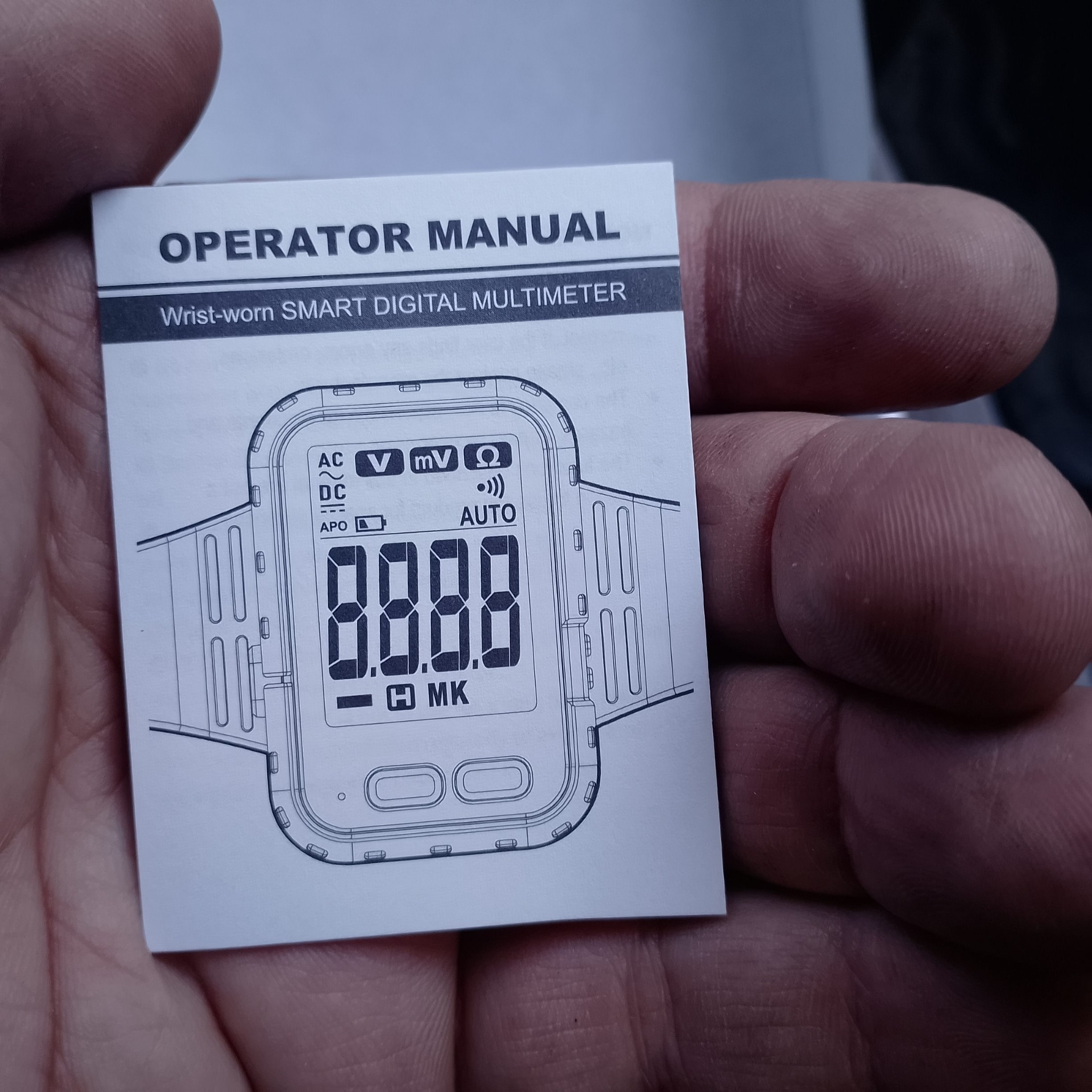 Разворот инструкции CZDAWE K8 с обозначением кнопок, дисплея и порта Type-C
