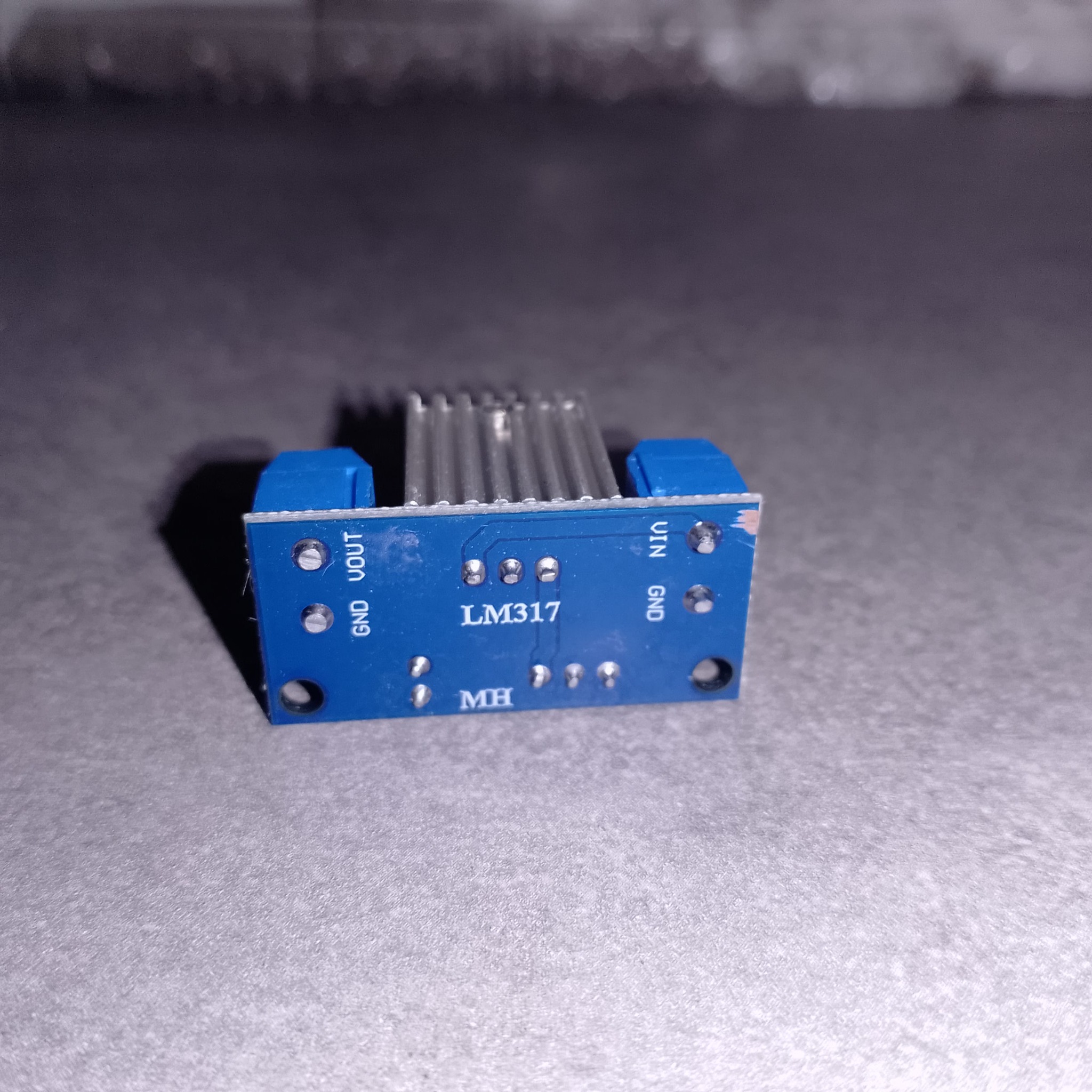 Обратная сторона платы LM317 с маркировкой VIN GND VOUT