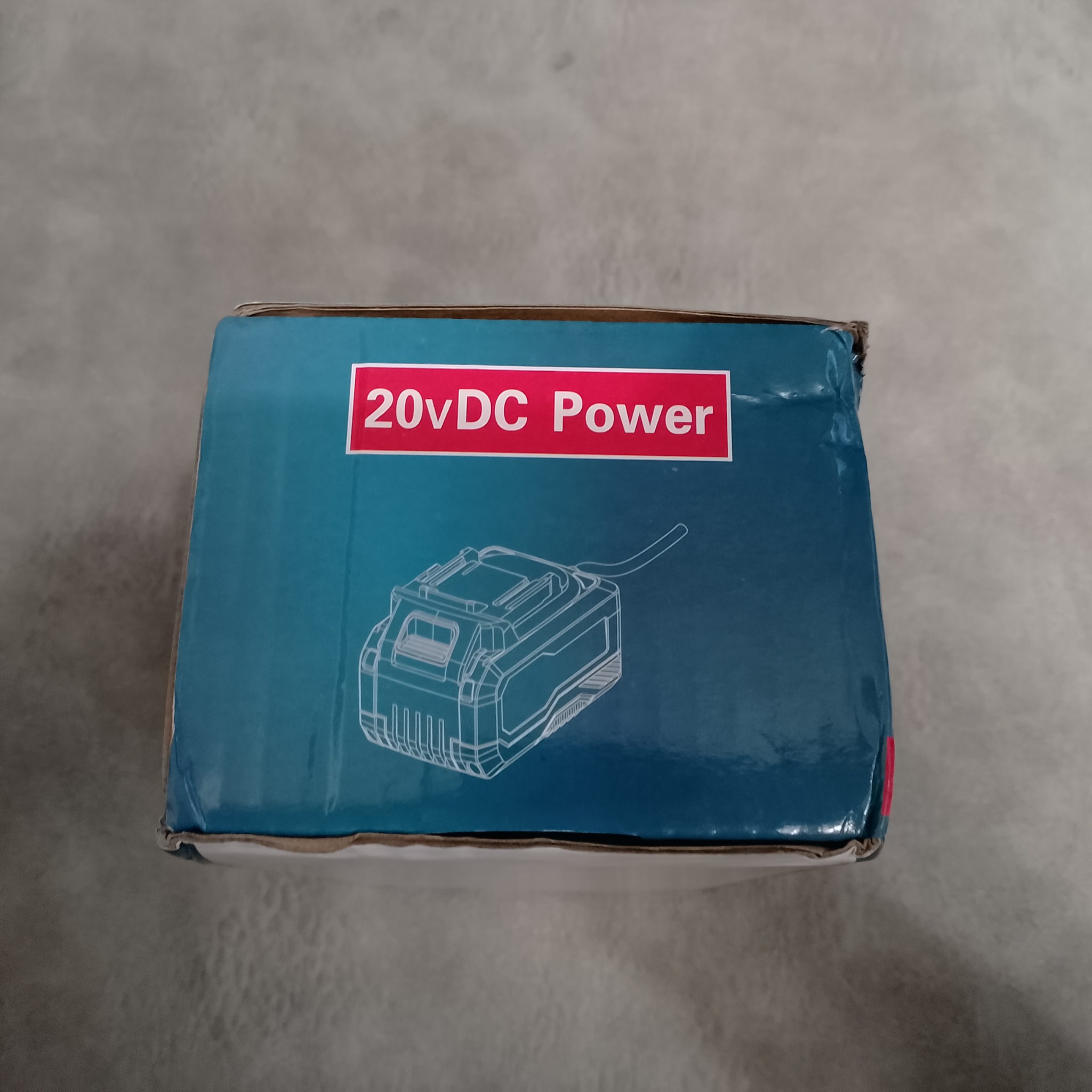 Упаковка адаптера 220В под Makita 20V с надписью Professional Power Tools