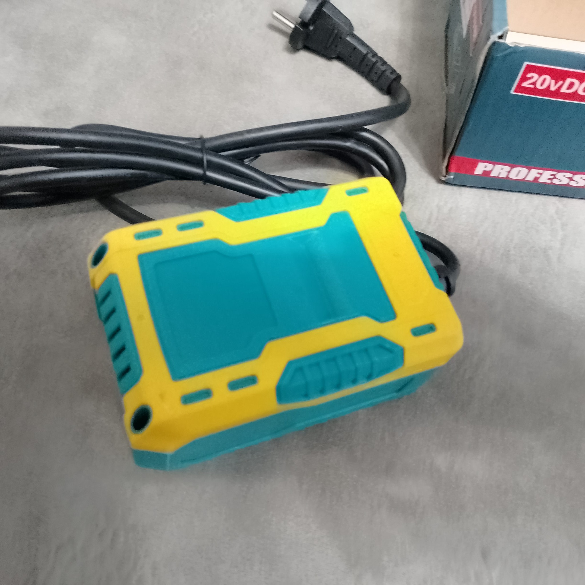 Разъем сетевого кабеля на корпусе адаптера 220В под Makita 20V