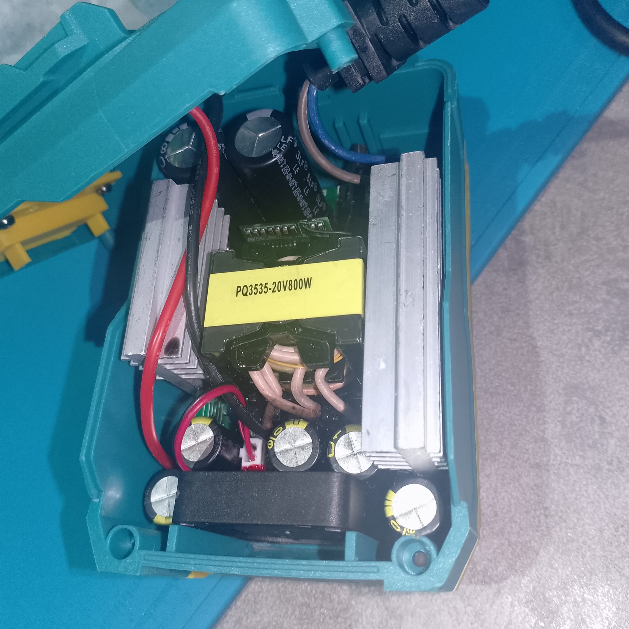 Внутренности адаптера 220В под Makita 20V с импульсным блоком питания