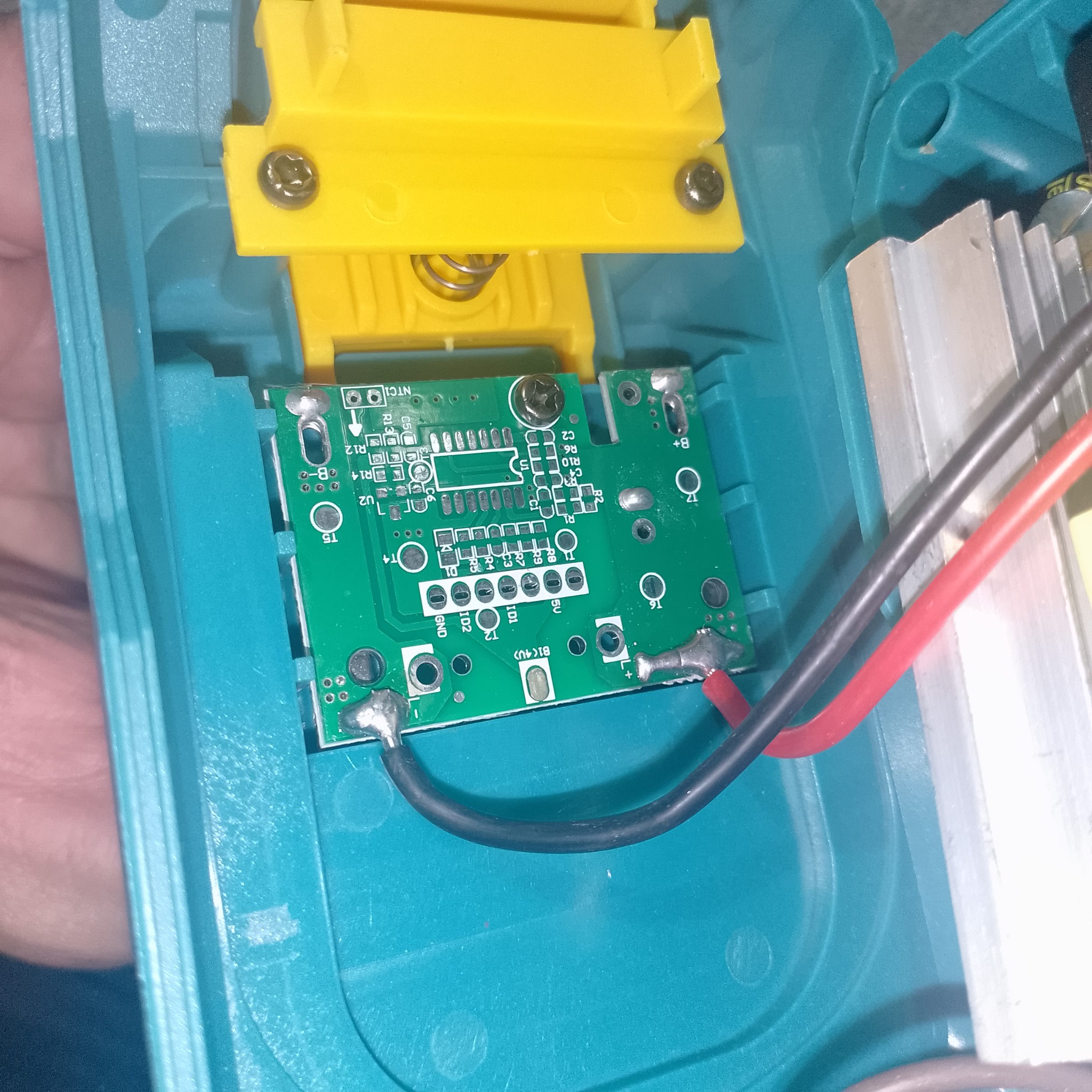 Плата силовых контактов внутри адаптера под Makita 20V