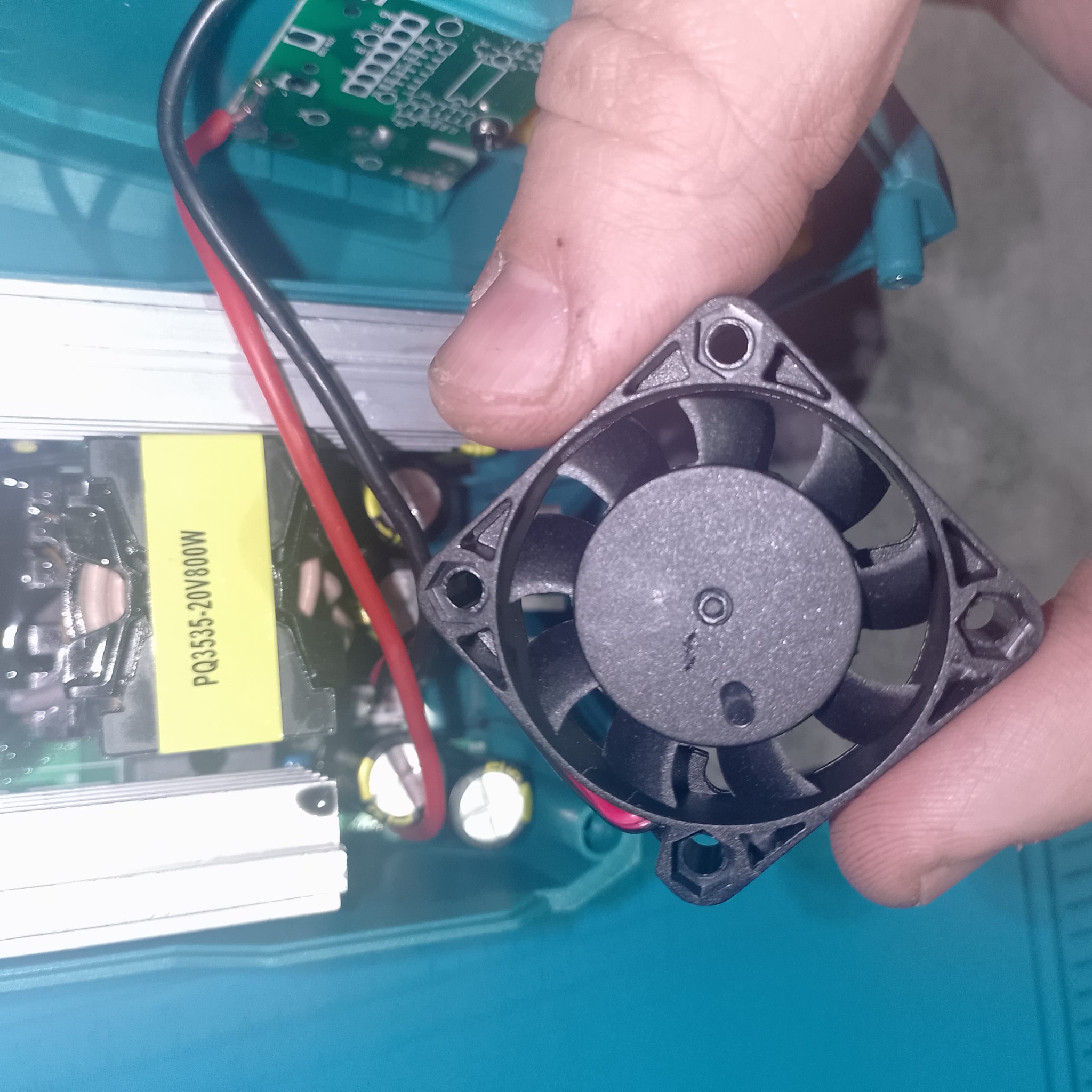 Вентилятор охлаждения внутри адаптера 220В под Makita 20V
