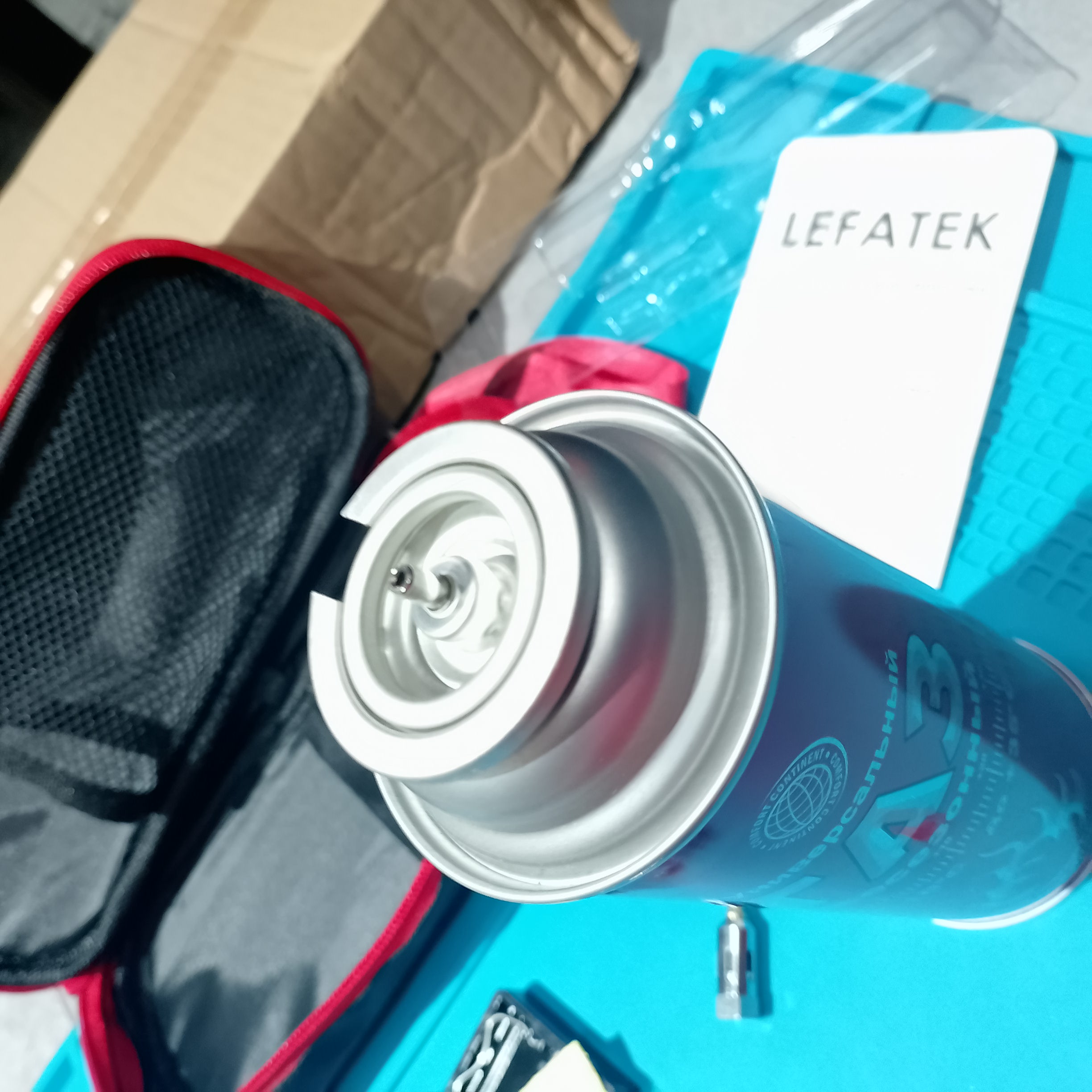 газовый паяльник LEFATEK: Носик баллона с газом перед заправкой паяльника.