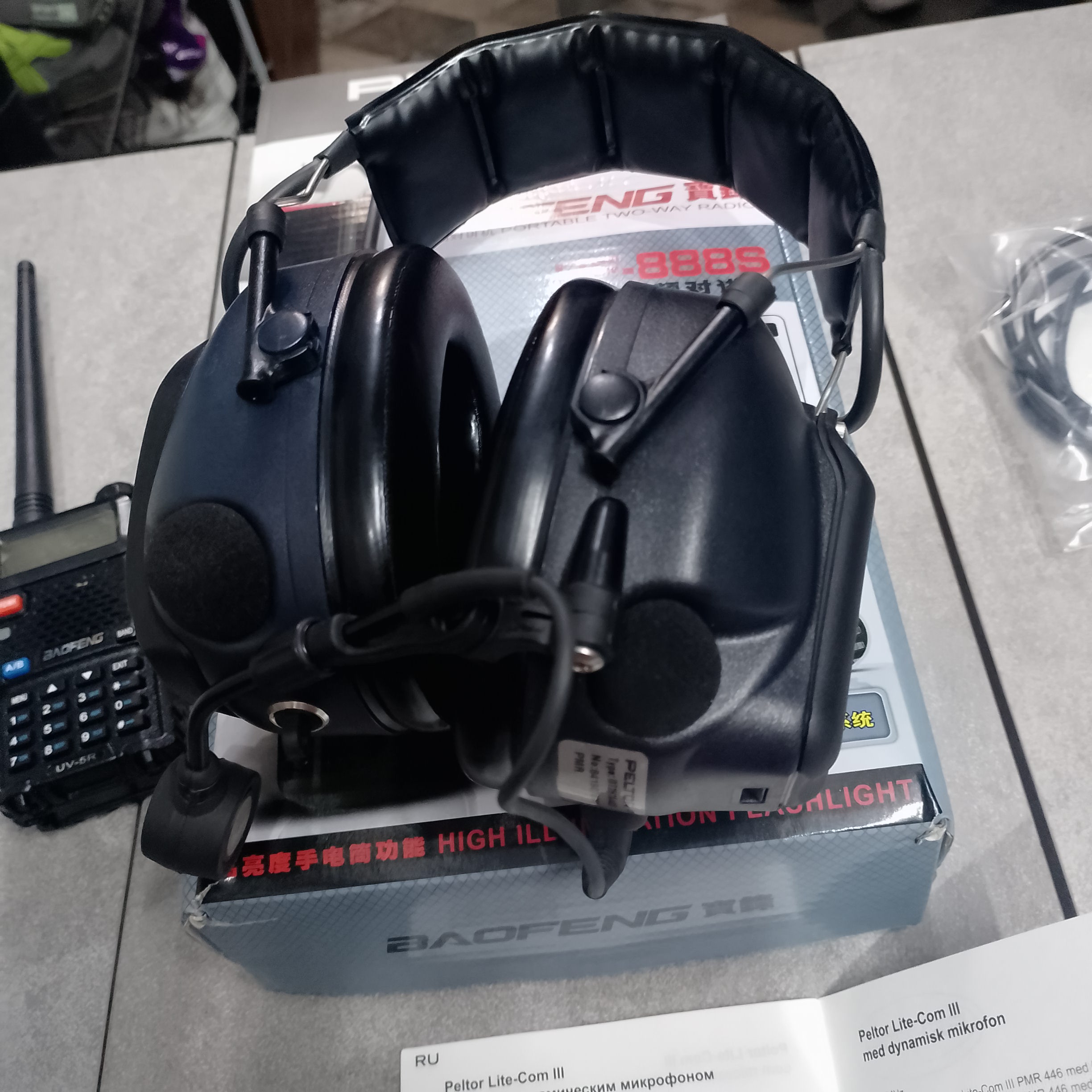 Peltor Lite-Com III PMR446 на столе перед настройкой связи с Baofeng