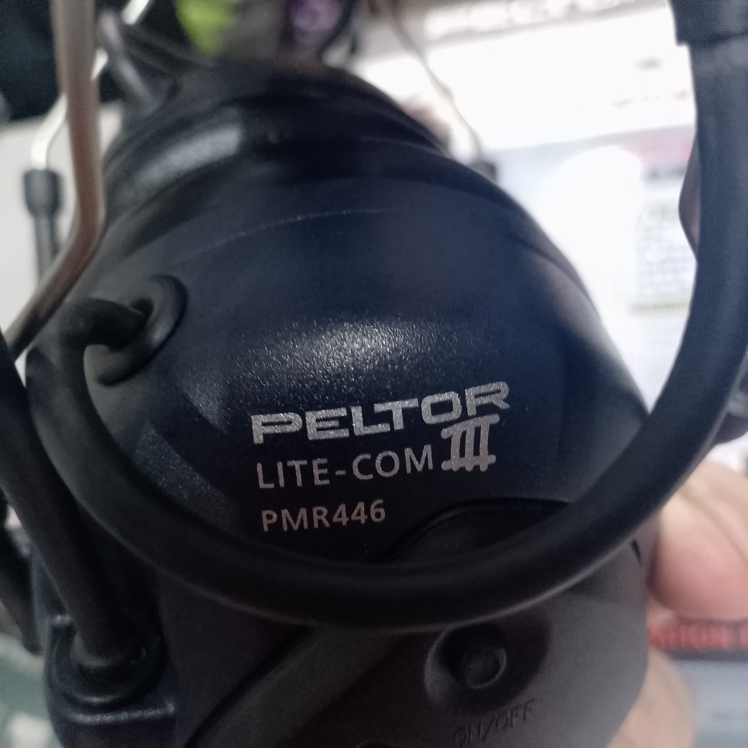Peltor Lite-Com III PMR446 крупным планом на чашке гарнитуры