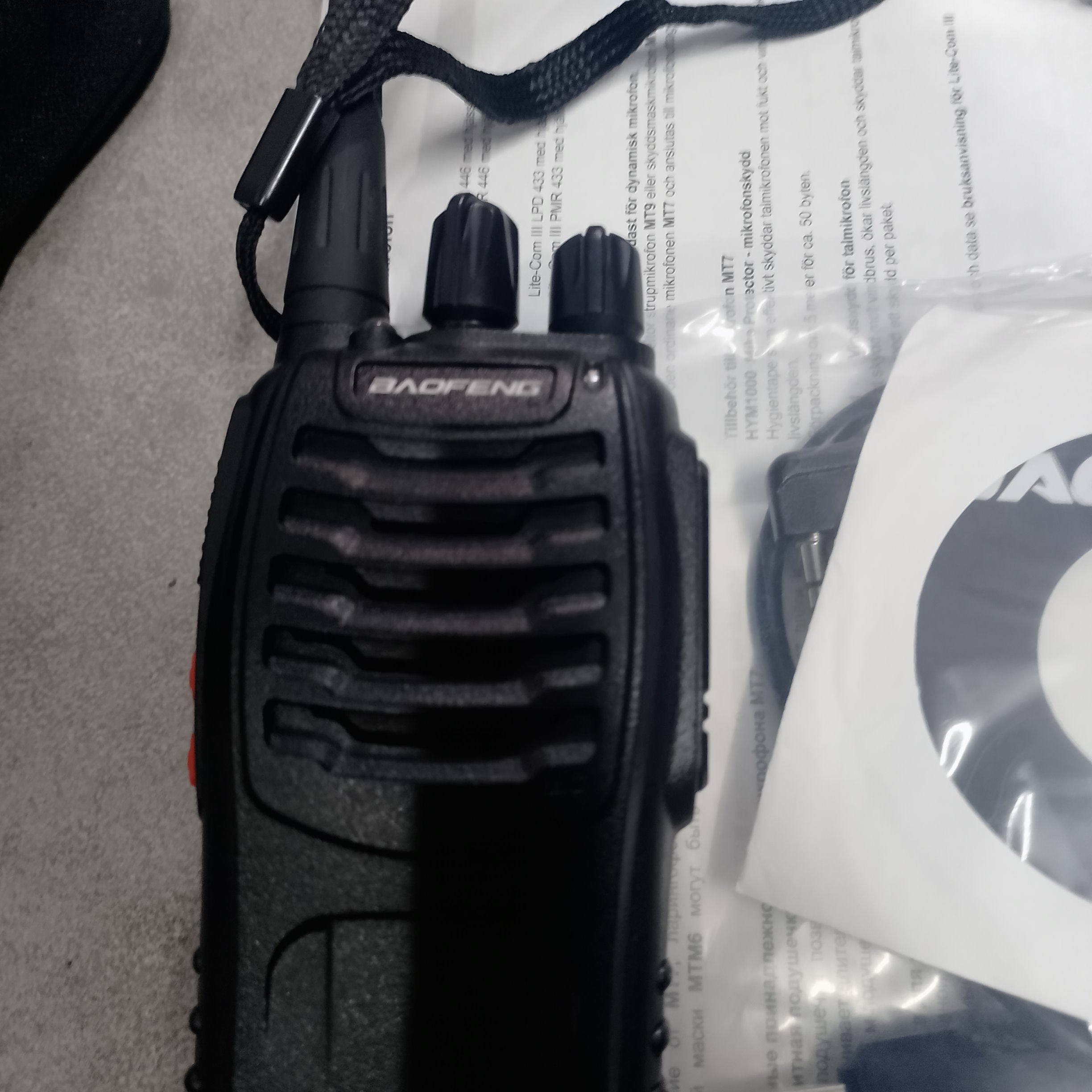 Baofeng BF-888S рядом с Peltor Lite-Com III при проверке связи PMR446