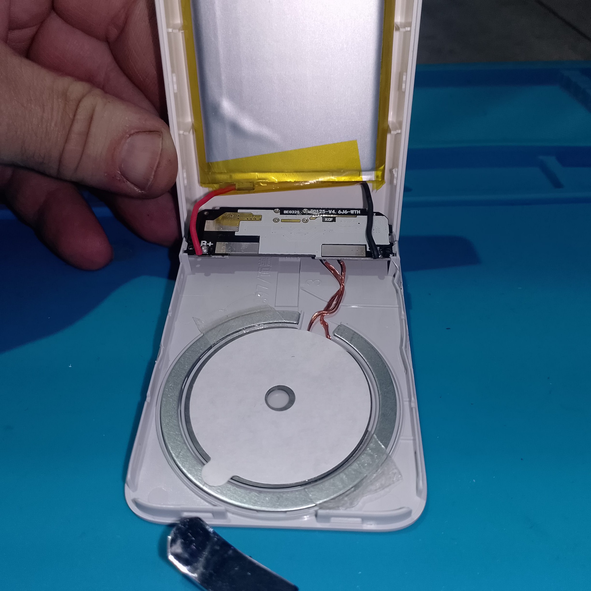 магнитный повербанк 5000 mAh внутри аккумулятор и катушка