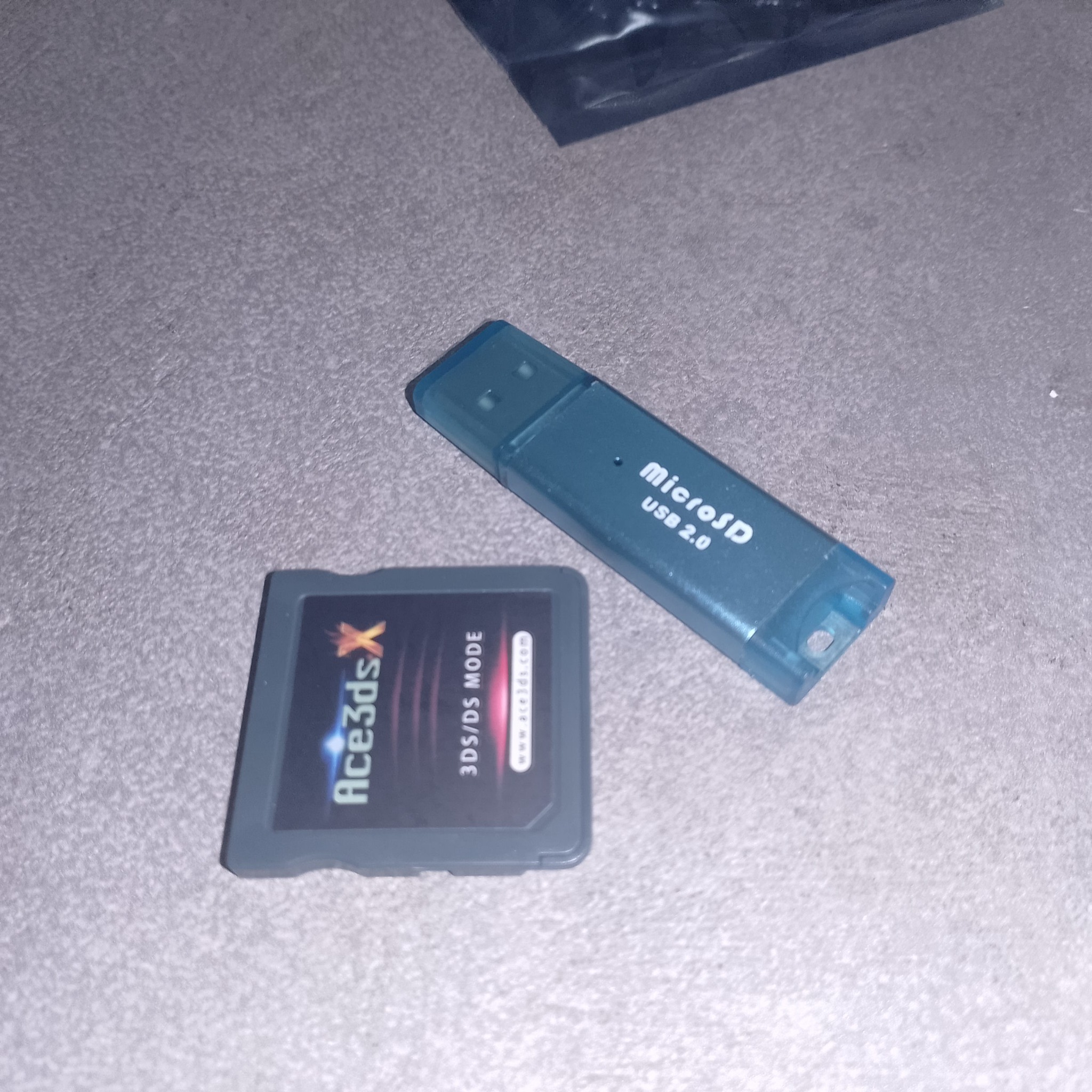 Ace3DS X рядом с комплектным USB 2.0 ридером microSD