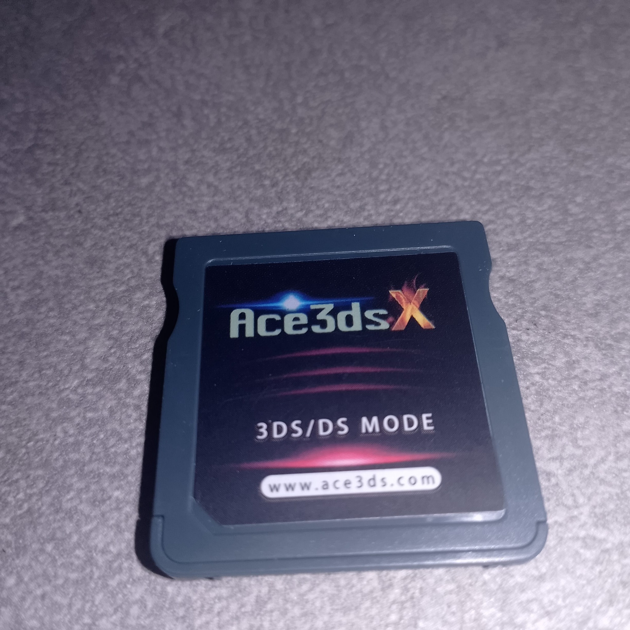 Крупный план лицевой стороны картриджа Ace3DS X