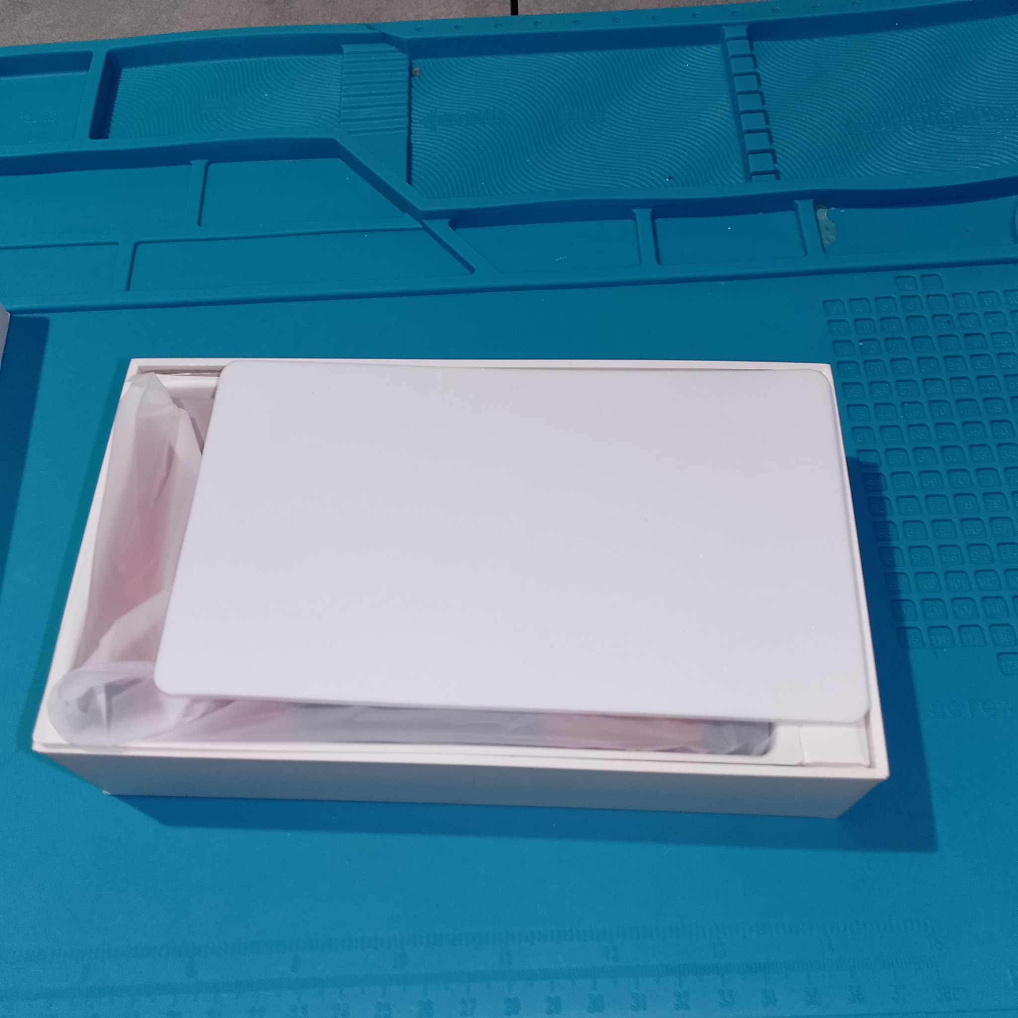 Верхняя часть упаковки Anbernic RG DS