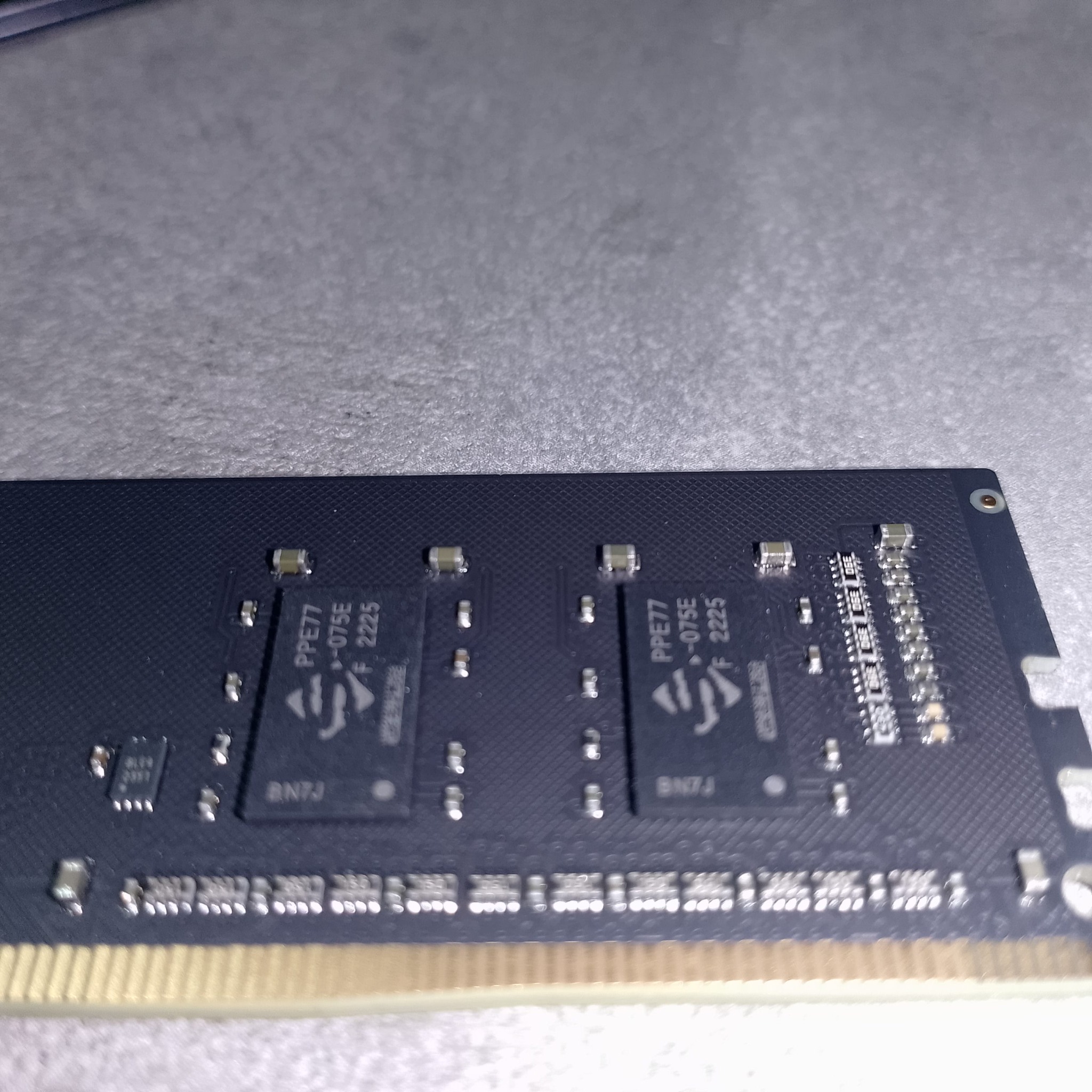 Чипы Powerchip PPE77-075E на планке UIRAM DDR4 крупно