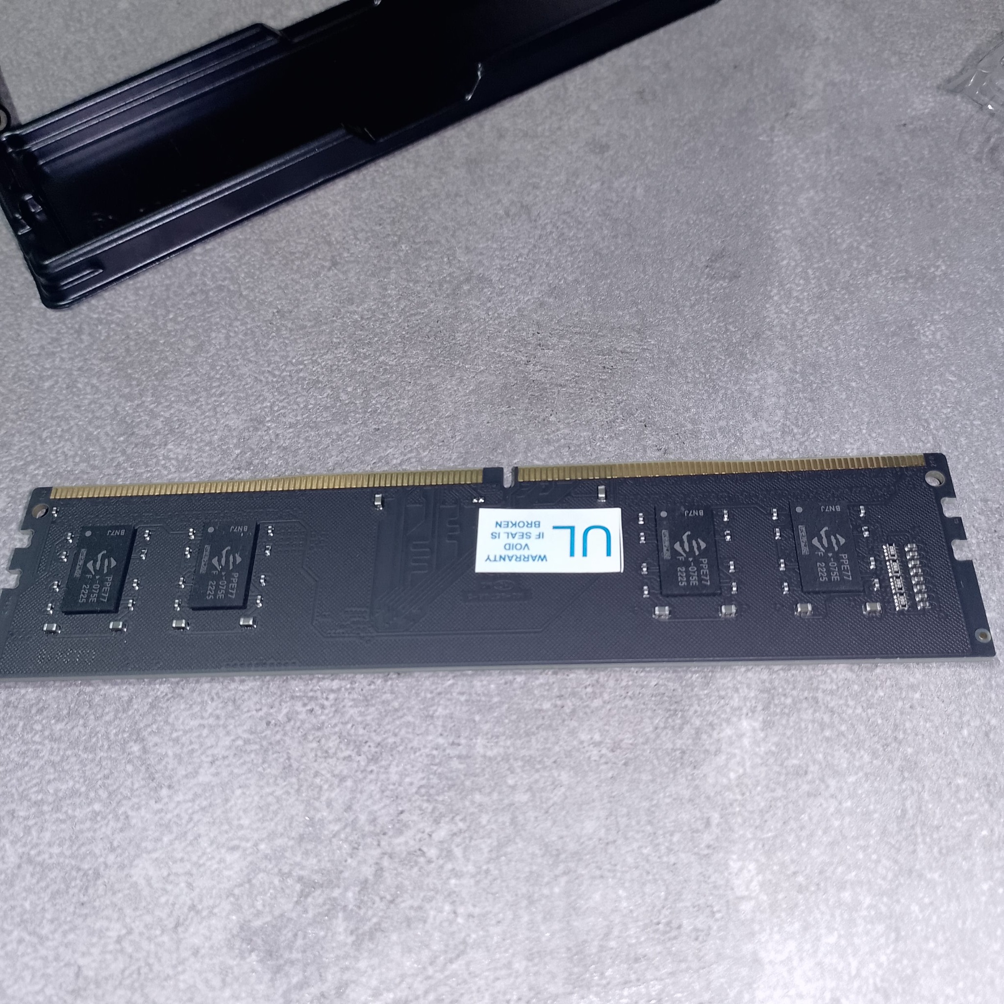 Оборот планки UIRAM DDR4 - гарантийная наклейка UL Warranty Void