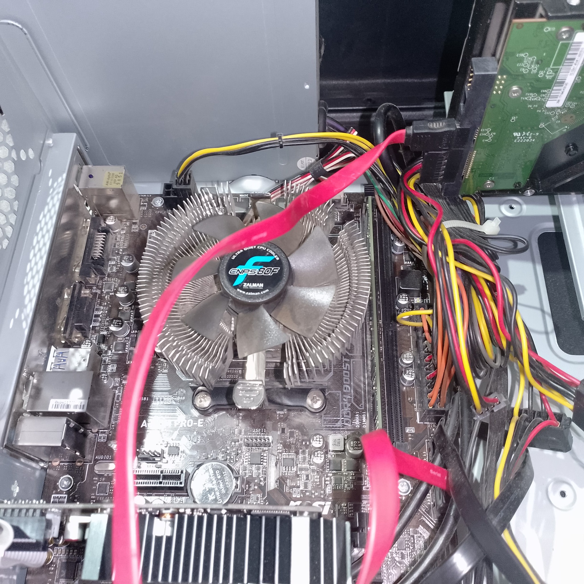 Корпус ПК изнутри - MSI A320M PRO-E, Zalman CNPS80F, оба слота DDR4 заняты