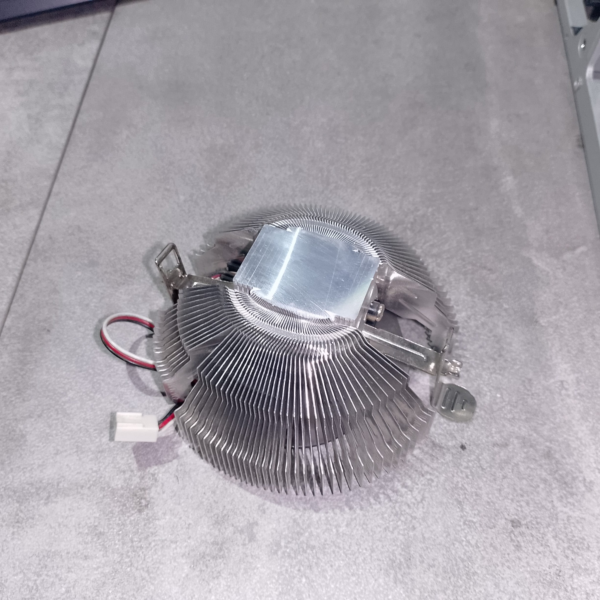 Кулер Zalman CNPS80F снизу - алюминиевые рёбра и медная подошва