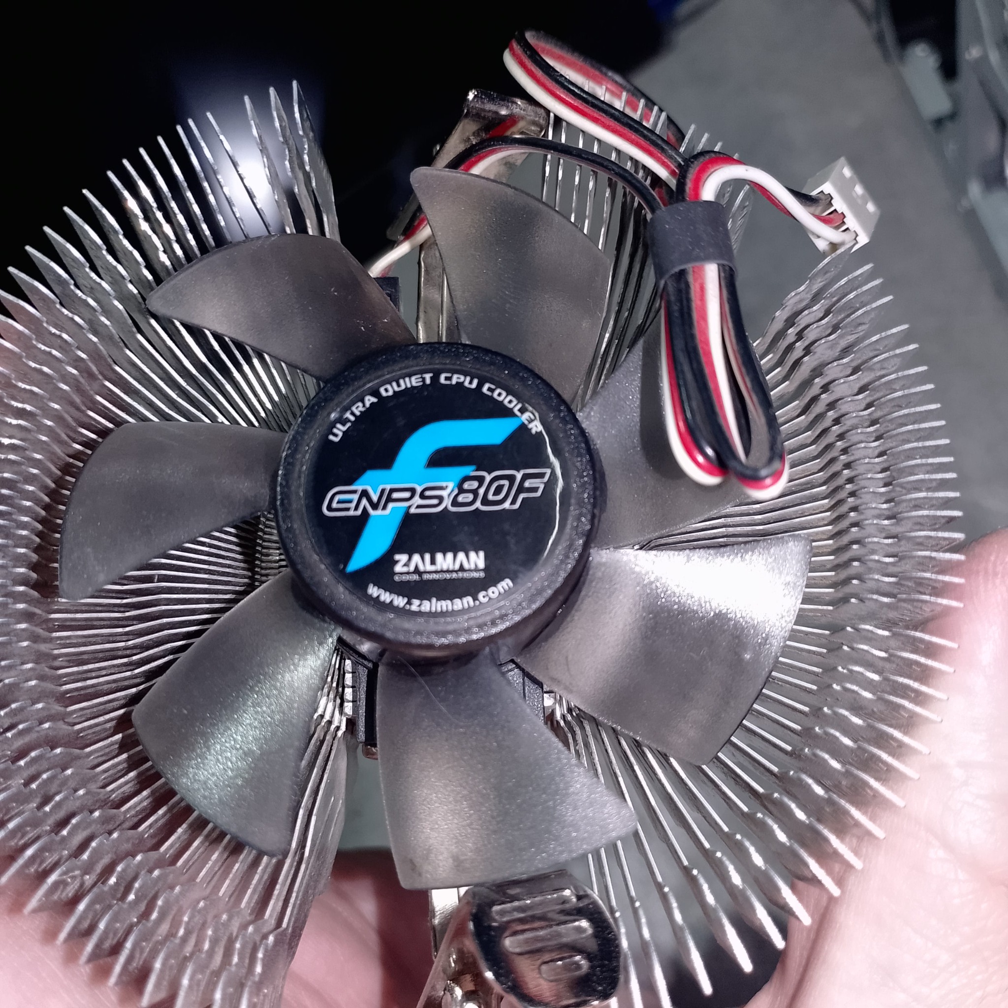 Кулер Zalman CNPS80F сверху - 80мм вентилятор Ultra Quiet CPU Cooler