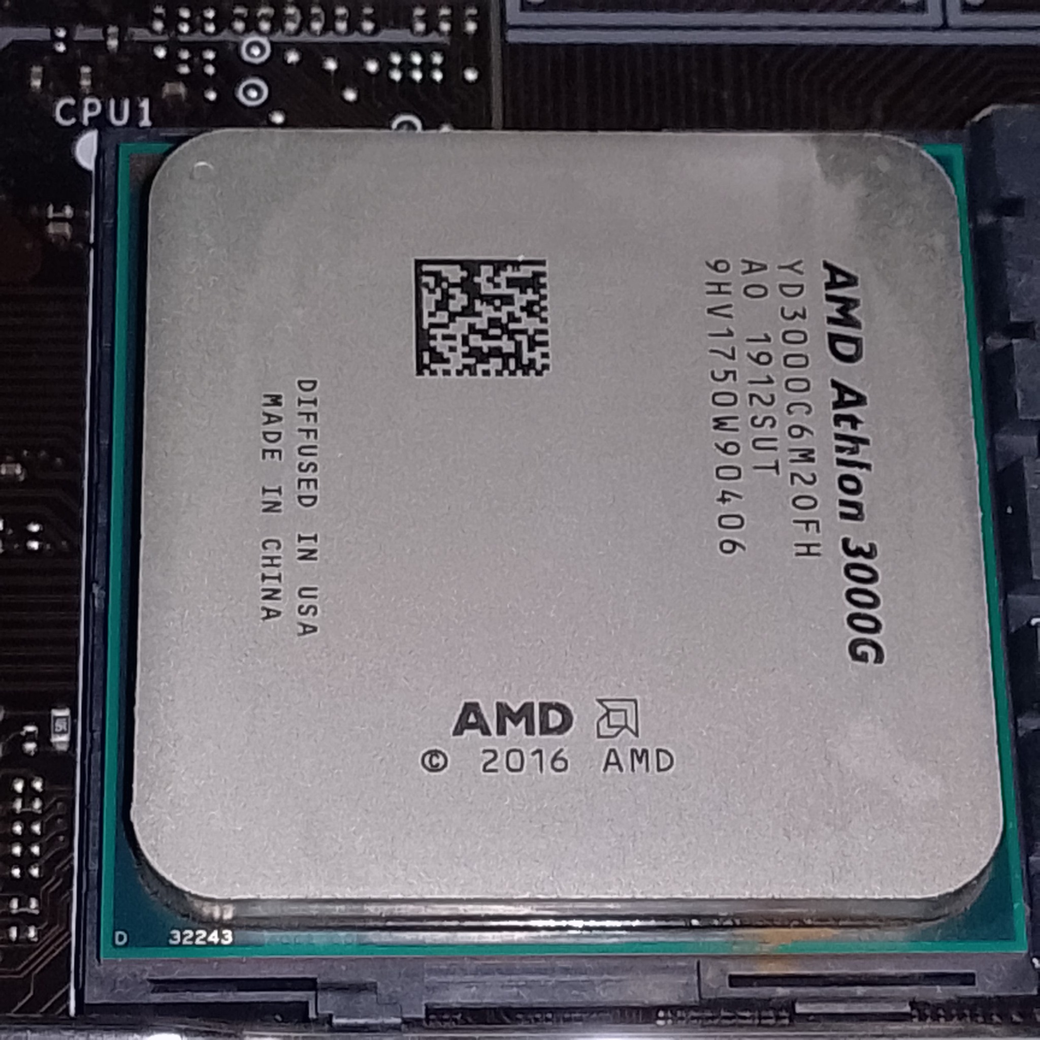 AMD Athlon 3000G крупно в сокете AM4 на плате MSI