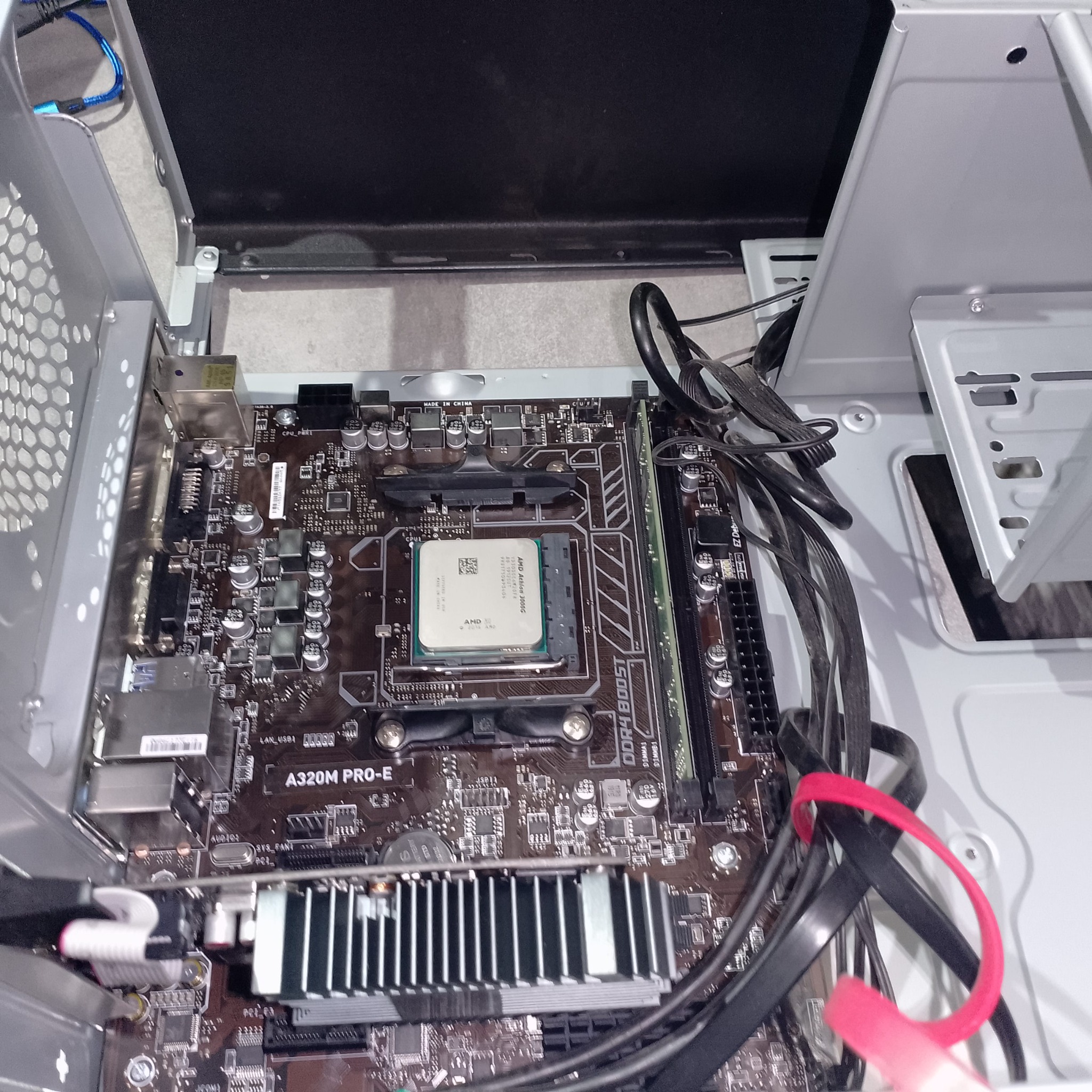 Плата MSI A320M PRO-E с Athlon 3000G - второй слот DDR4 пустой