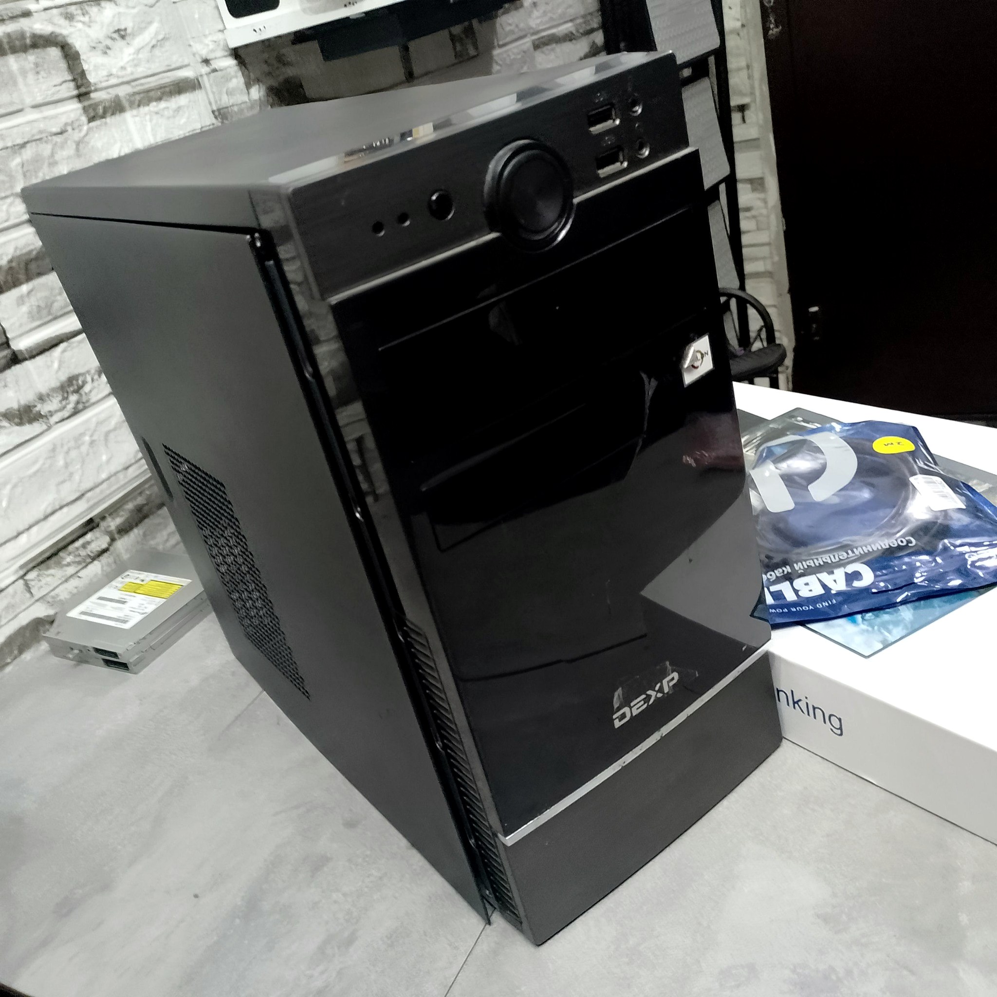 подготовка DEXP Aquilon к апгрейду - корпус перед открытием
