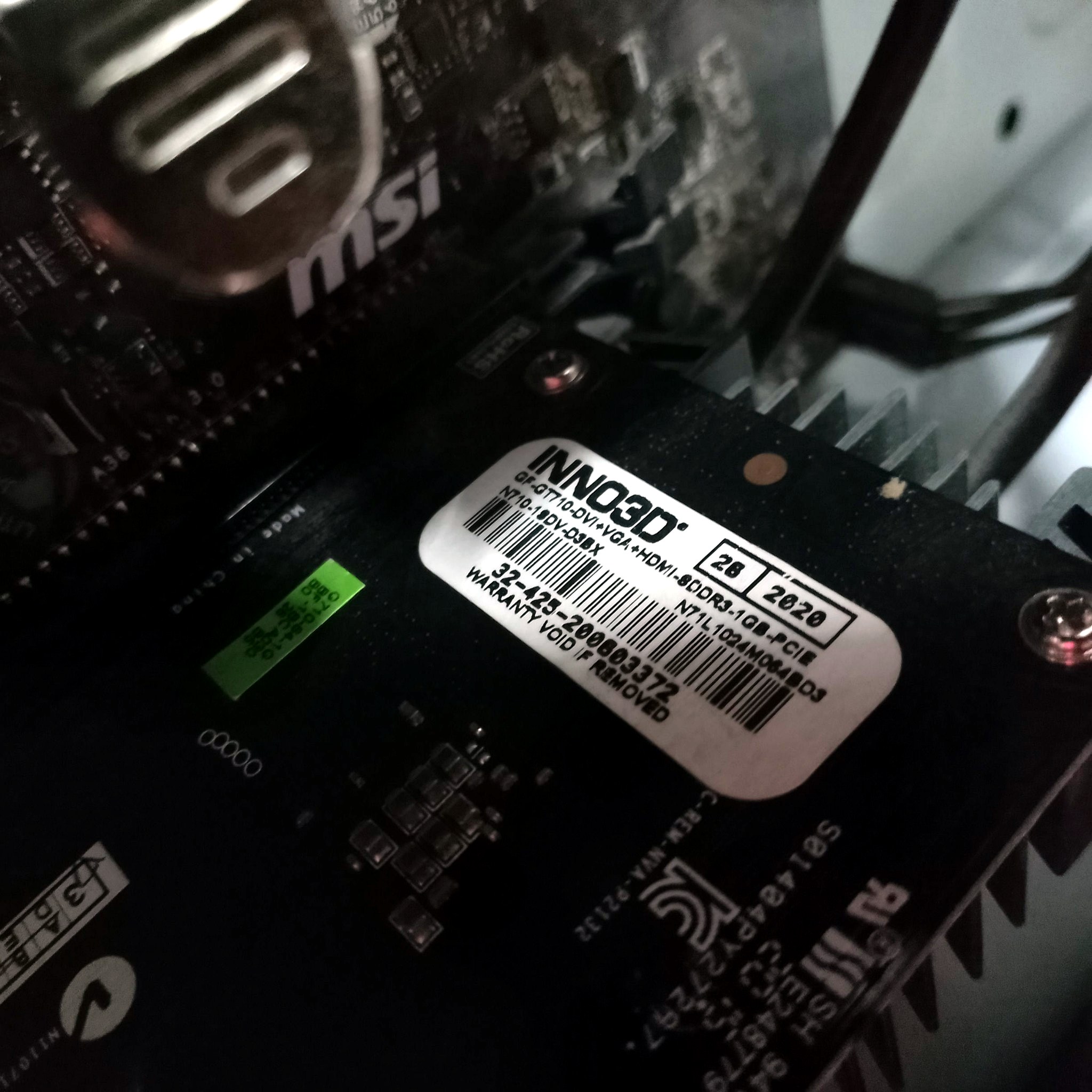 подготовка DEXP Aquilon к апгрейду - видеокарта Inno3D GT 710 внутри корпуса