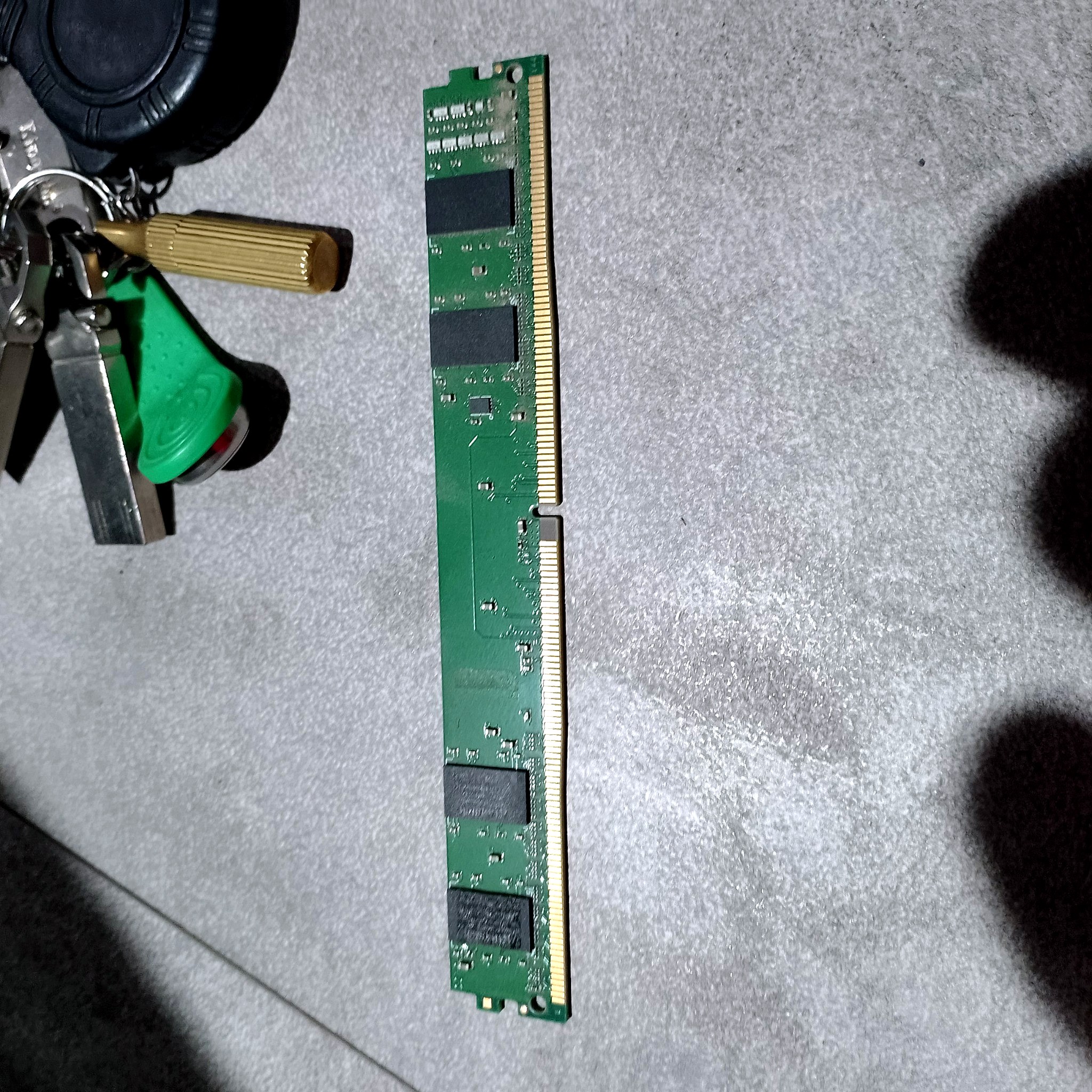 подготовка DEXP Aquilon к апгрейду - DDR4 модуль перед установкой