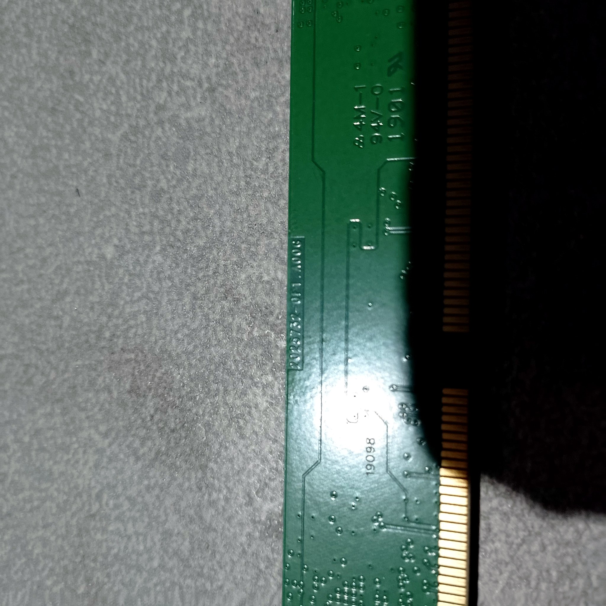 подготовка DEXP Aquilon к апгрейду - обратная сторона DDR4 модуля