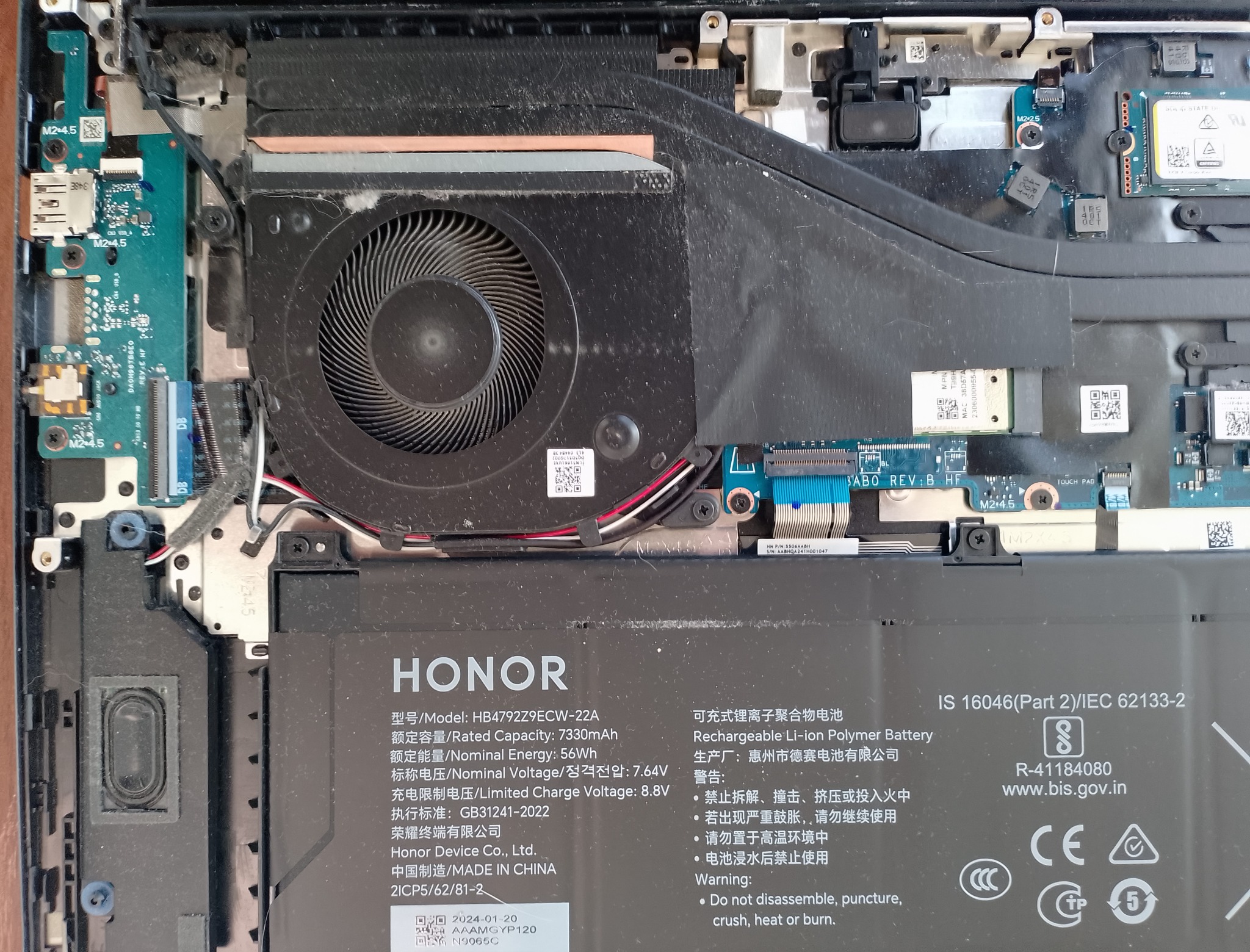 чистка охлаждения ноутбука HONOR - батарея и вентилятор крупным планом