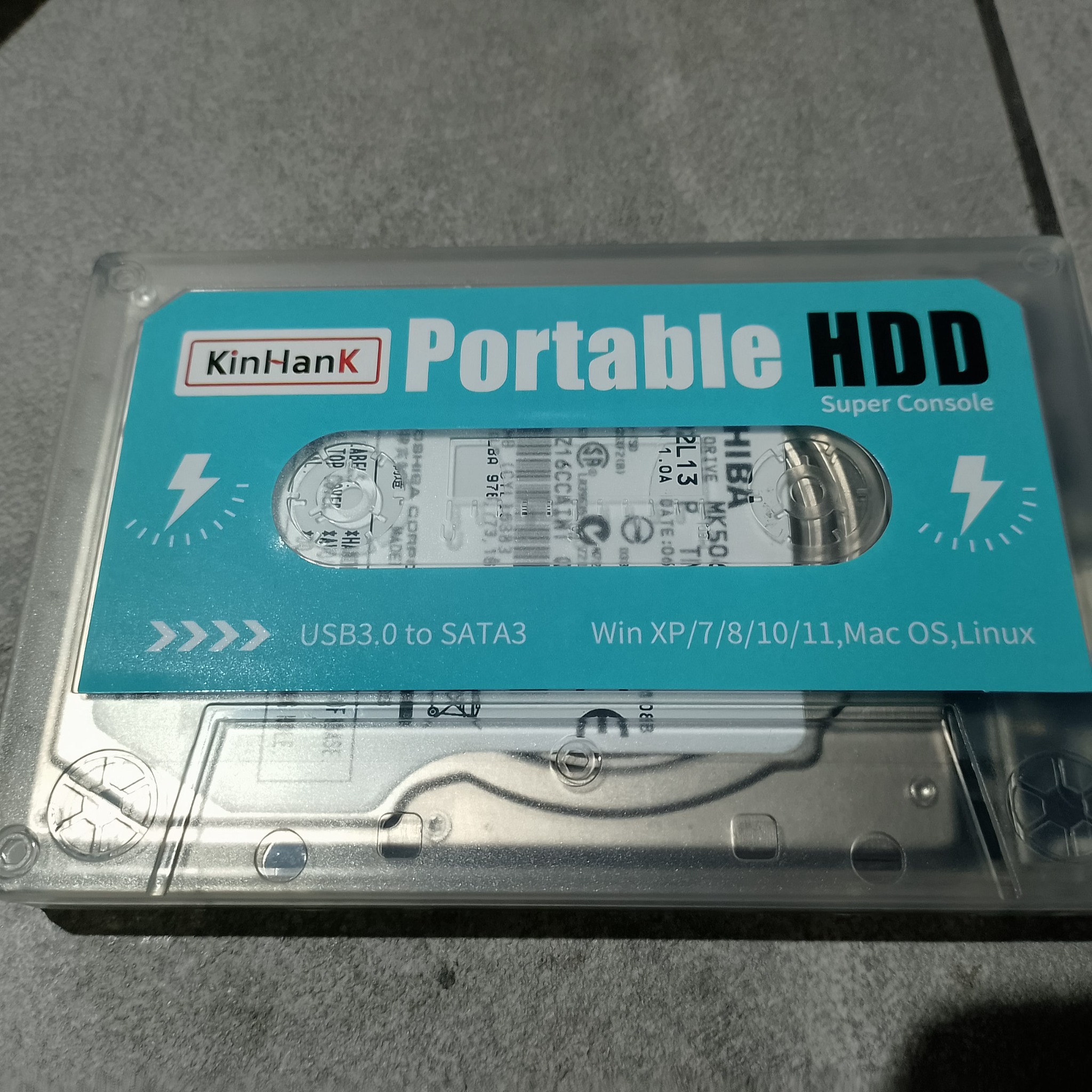 крупный план прозрачного корпуса KinHank Portable HDD Batocera