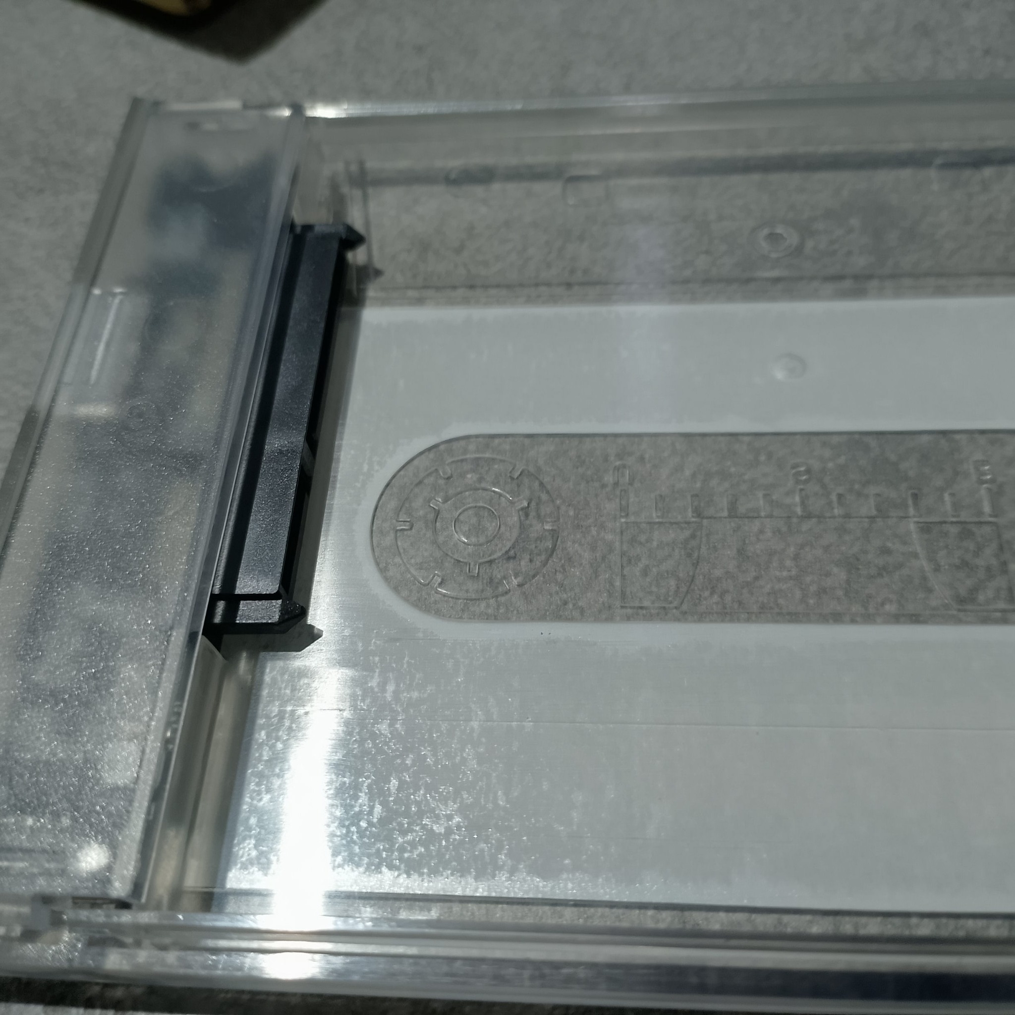разъём SATA внутри прозрачного корпуса KinHank Portable HDD Batocera