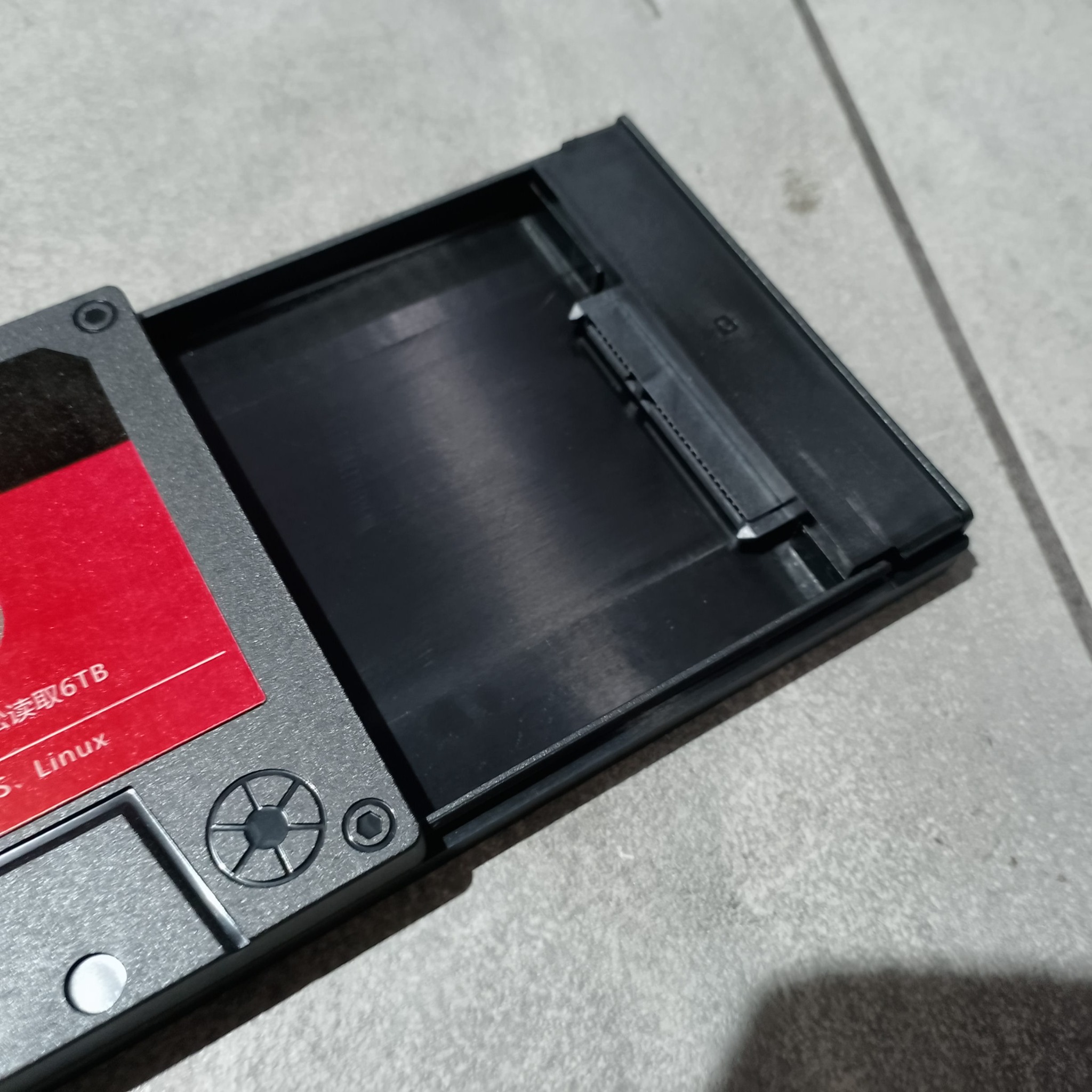 выдвижной лоток корпуса-кассеты с SATA разъёмом для HDD и SSD