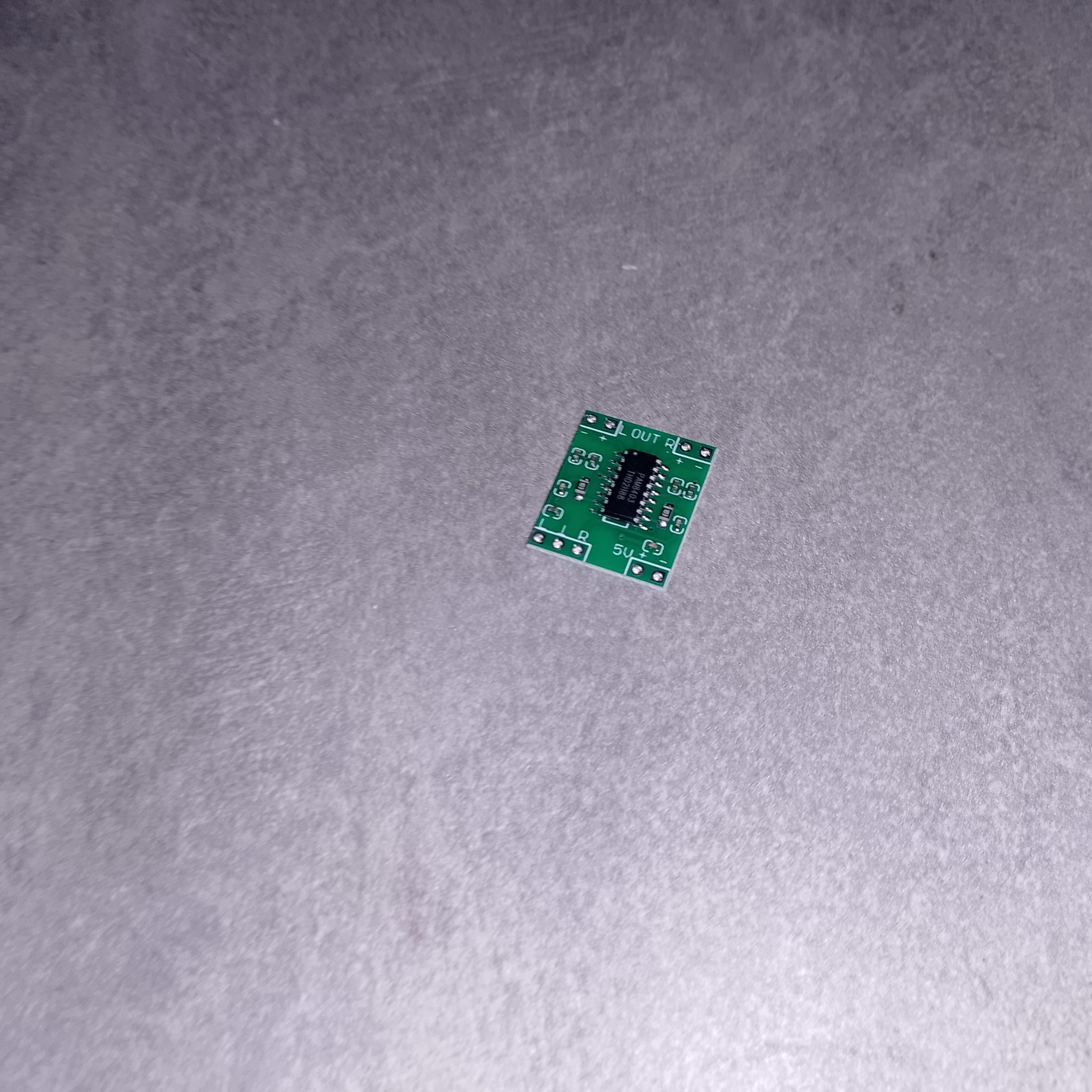 Маленькая плата с маркировкой L R OUT 5V не относится к силовой части блока питания